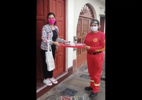 Carmen Junius es una joven diseñadora chimbotana que ha decidido confeccionar y donar mascarillas a los bomberos y al personal del Inpe