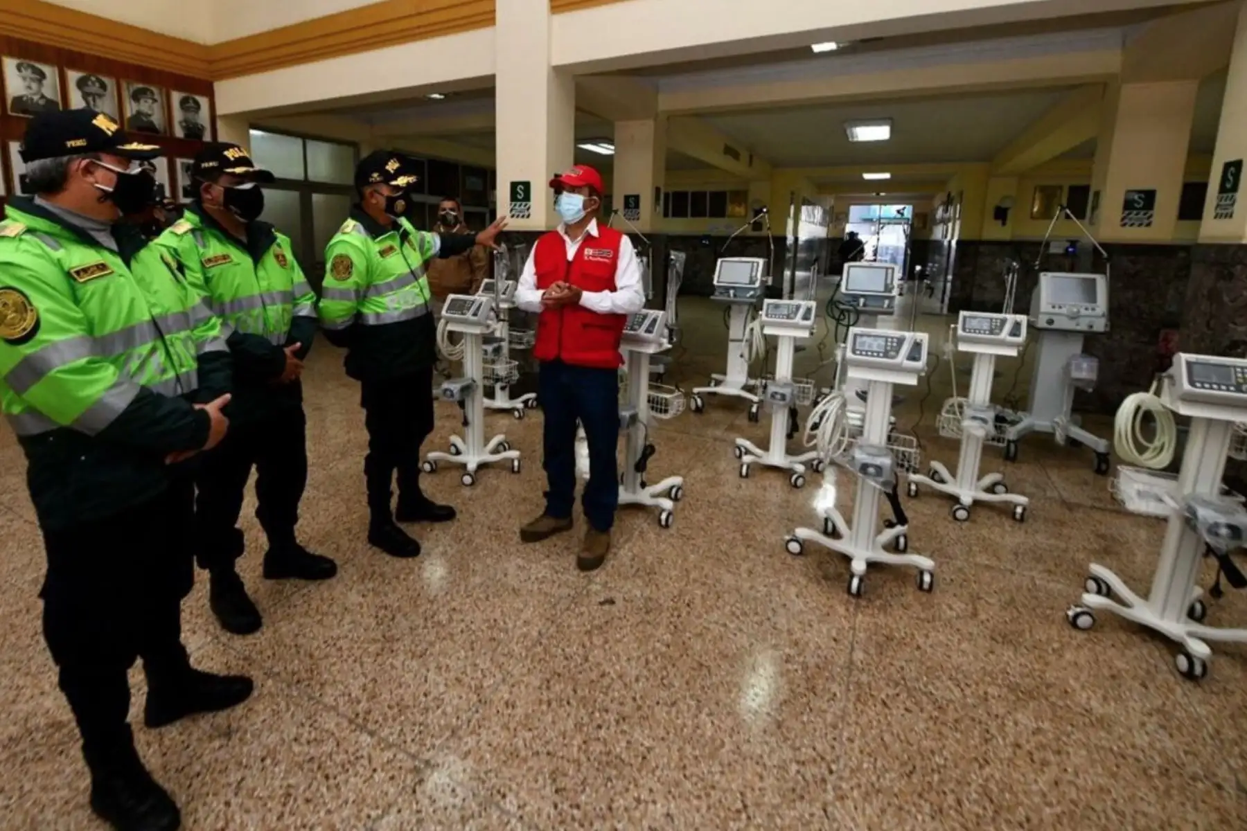 Ministro del Interior Gastón Rodríguez, presenta una importante dotación de ventiladores mecánicos para el Hospital Central de la Policia Peruana
 “Luis N. Sáenz”, para brindar atención de calidad y continuar en la lucha contra el Covid-19. Foto:ANDINA: Mininter.