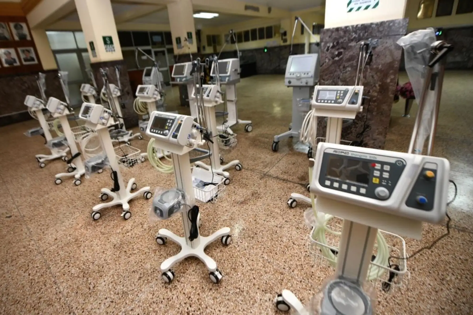 Ministro del Interior Gastón Rodríguez, presenta una importante dotación de ventiladores mecánicos para el Hospital Central de la Policia Peruana
 “Luis N. Sáenz”, para brindar atención de calidad y continuar en la lucha contra el Covid-19. Foto:ANDINA: Mininter.