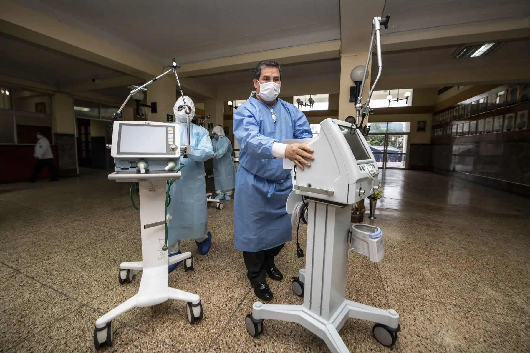 Ministro del Interior Gastón Rodríguez, presenta una importante dotación de ventiladores mecánicos para el Hospital Central de la Policia Peruana
 “Luis N. Sáenz”, para brindar atención de calidad y continuar en la lucha contra el Covid-19. Foto:ANDINA: Mininter.