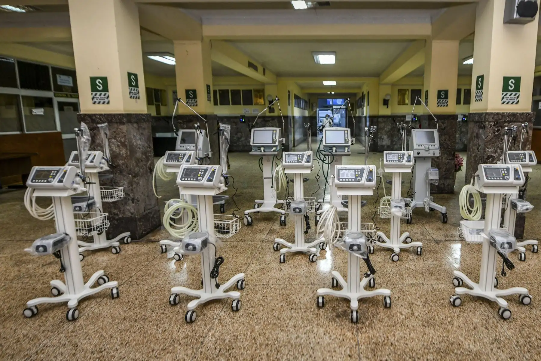 Ministro del Interior Gastón Rodríguez, presenta una importante dotación de ventiladores mecánicos para el Hospital Central de la Policia Peruana
 “Luis N. Sáenz”, para brindar atención de calidad y continuar en la lucha contra el Covid-19. Foto:ANDINA: Mininter.