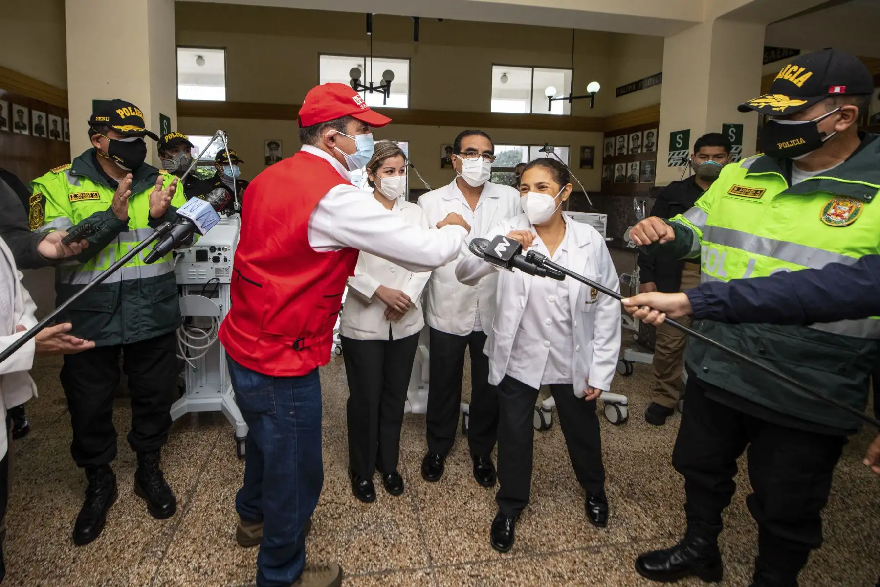 Ministro del Interior Gastón Rodríguez, presenta una importante dotación de ventiladores mecánicos para el Hospital Central de la Policia Peruana
 “Luis N. Sáenz”, para brindar atención de calidad y continuar en la lucha contra el Covid-19. Foto:ANDINA: Mininter.
