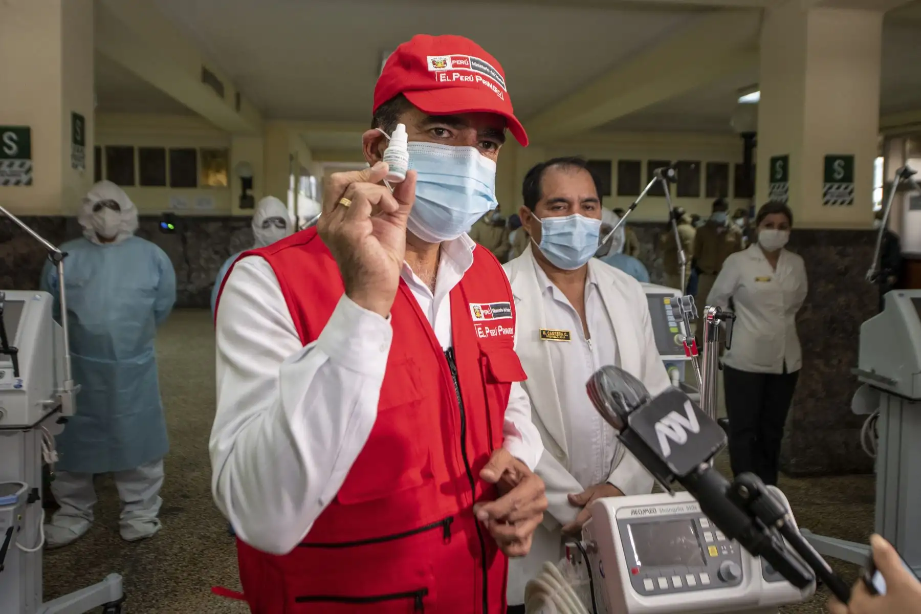Ministro del Interior Gastón Rodríguez, presenta una importante dotación de ventiladores mecánicos para el Hospital Central de la Policia Peruana
 “Luis N. Sáenz”, para brindar atención de calidad y continuar en la lucha contra el Covid-19. Foto:ANDINA: Mininter.
