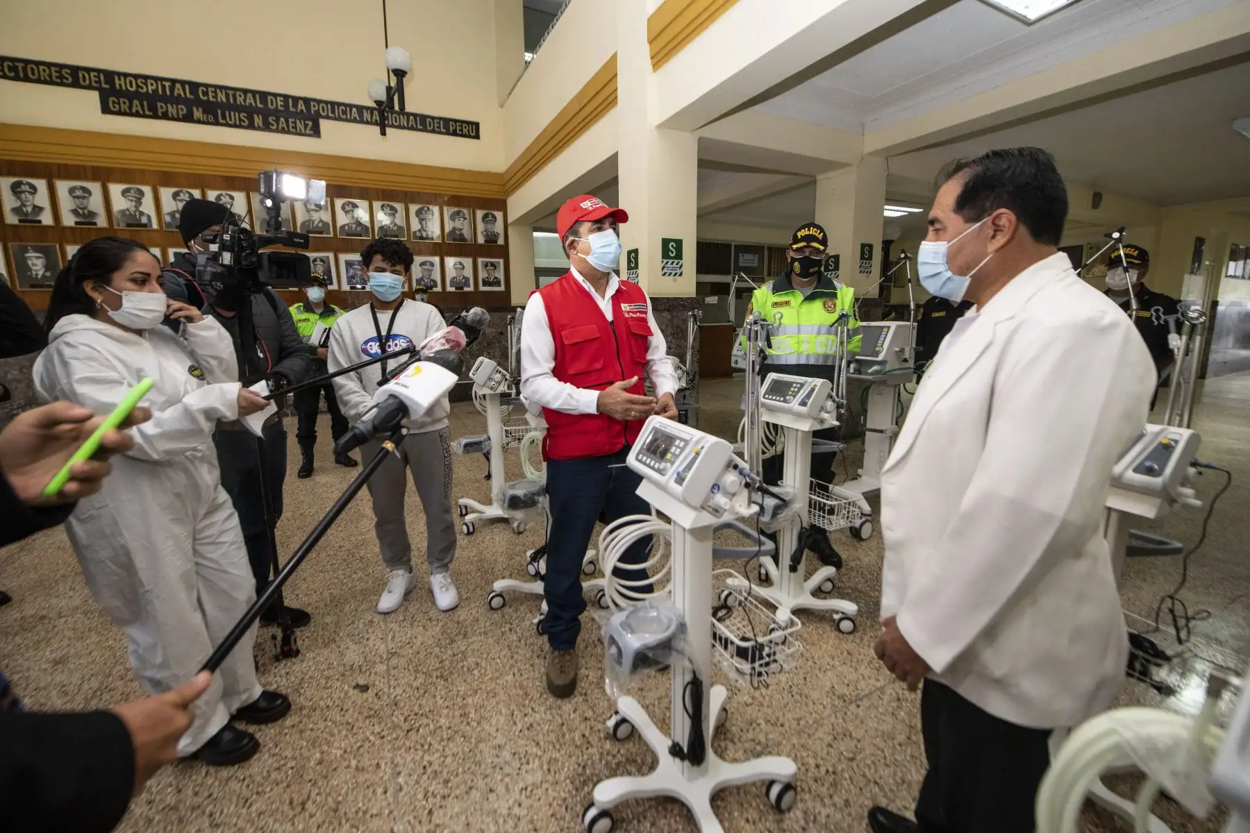 Ministro del Interior Gastón Rodríguez, presenta una importante dotación de ventiladores mecánicos para el Hospital Central de la Policia Peruana
 “Luis N. Sáenz”, para brindar atención de calidad y continuar en la lucha contra el Covid-19. Foto:ANDINA: Mininter.