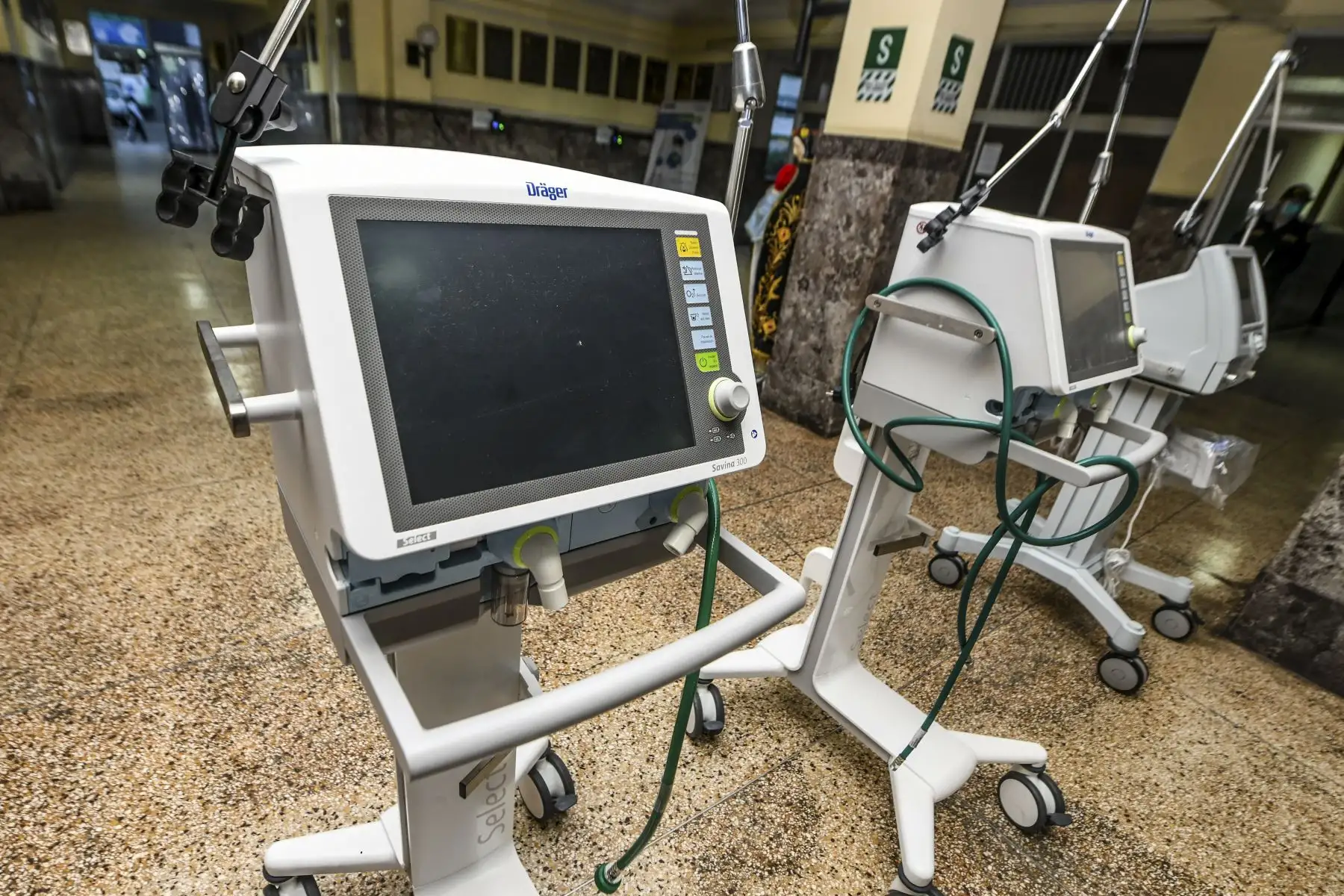 Ministro del Interior Gastón Rodríguez, presenta una importante dotación de ventiladores mecánicos para el Hospital Central de la Policia Peruana
 “Luis N. Sáenz”, para brindar atención de calidad y continuar en la lucha contra el Covid-19. Foto:ANDINA: Mininter.
