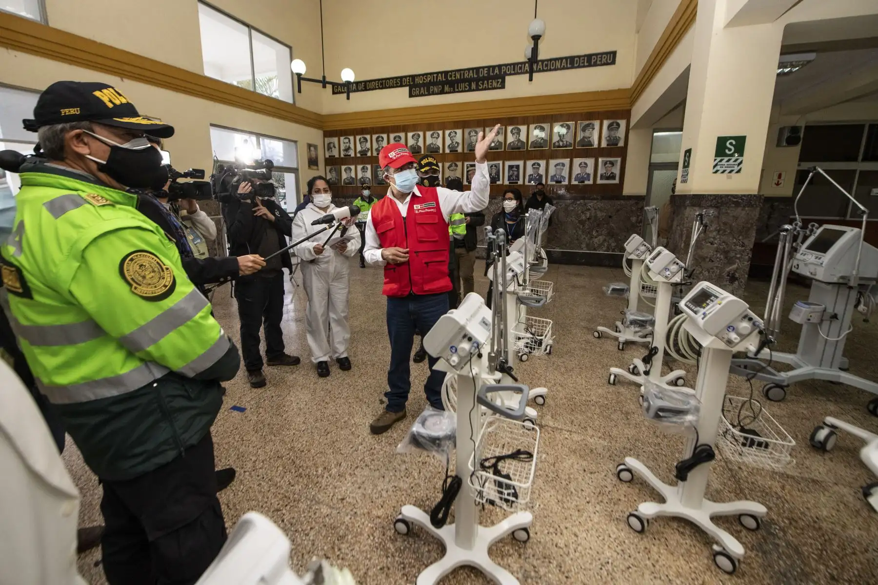 Ministro del Interior Gastón Rodríguez, presenta una importante dotación de ventiladores mecánicos para el Hospital Central de la Policia Peruana
 “Luis N. Sáenz”, para brindar atención de calidad y continuar en la lucha contra el Covid-19. Foto:ANDINA: Mininter.