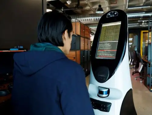 Fotografía con fecha del 26 de junio, de un integrante de la empresa CEO de Roomie, programando uno de los robots de asistencia para la detección de Covid-19 en Ciudad de México (México). Foto: EFE