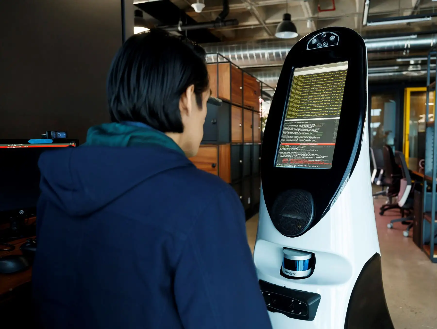 Fotografía con fecha del 26 de junio, de un integrante de la empresa CEO de Roomie, programando uno de los robots de asistencia para la detección de Covid-19 en Ciudad de México (México). Foto: EFE