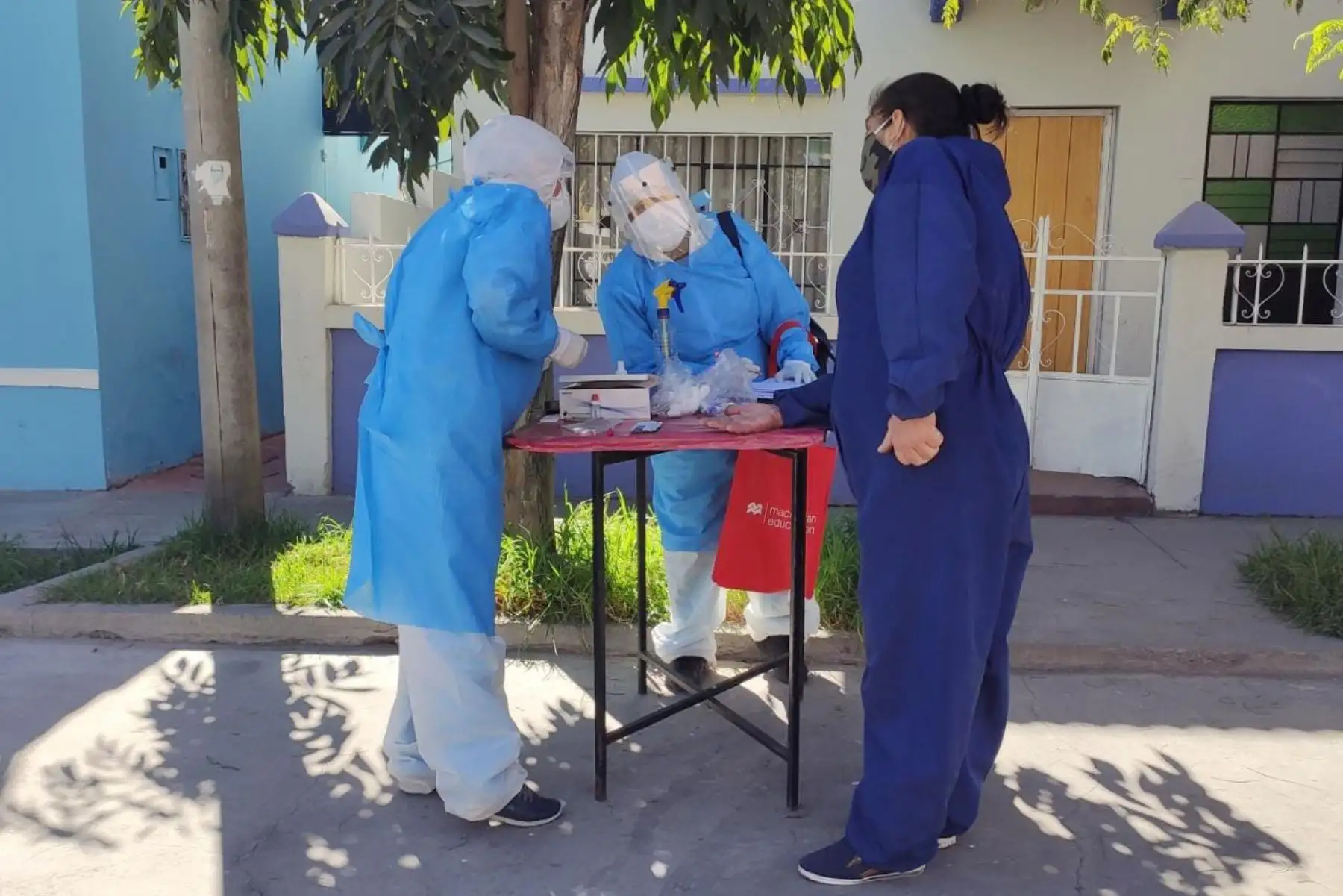 Personal de salud de Arequipa participa en el programa “Barrio libre de coronavirus”, que visita casa por casa para detectar pacientes covid-19. Foto: Gobierno Regional de Arequipa