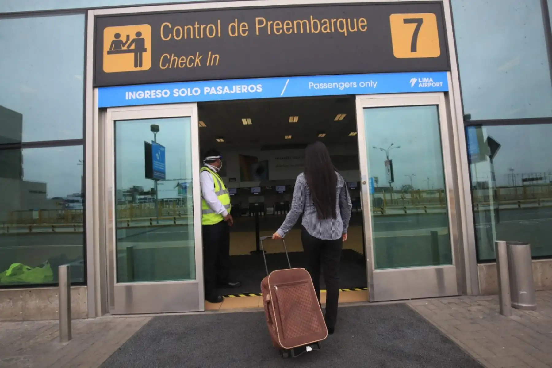 Las personas que viajen dentro del país ya no cumplirán un periodo de cuarentena una vez que se reanuden los vuelos, anunció el Ministerio de Salud. ANDINA/Juan Carlos Guzmán