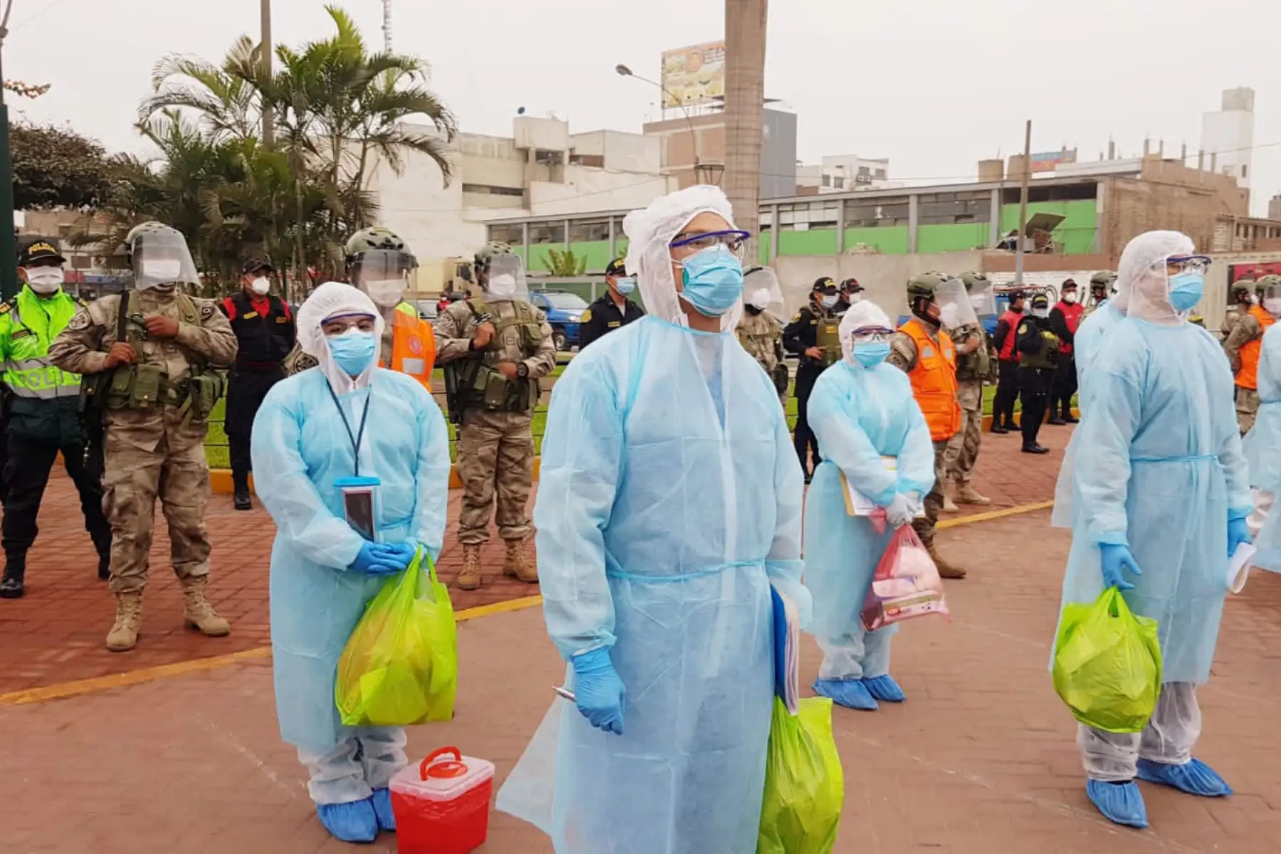 Como parte de la Operación TAYTA, hoy nuestros equipos de respuesta rápida recorren Santa Anita, Puente Piedra, Villa El Salvador, Bellavista y Cercado de Lima brindando evaluación y diagnóstico contra el COVID-19 a más de 5300 ciudadanos. 

Foto:@Minsa_Peru.
