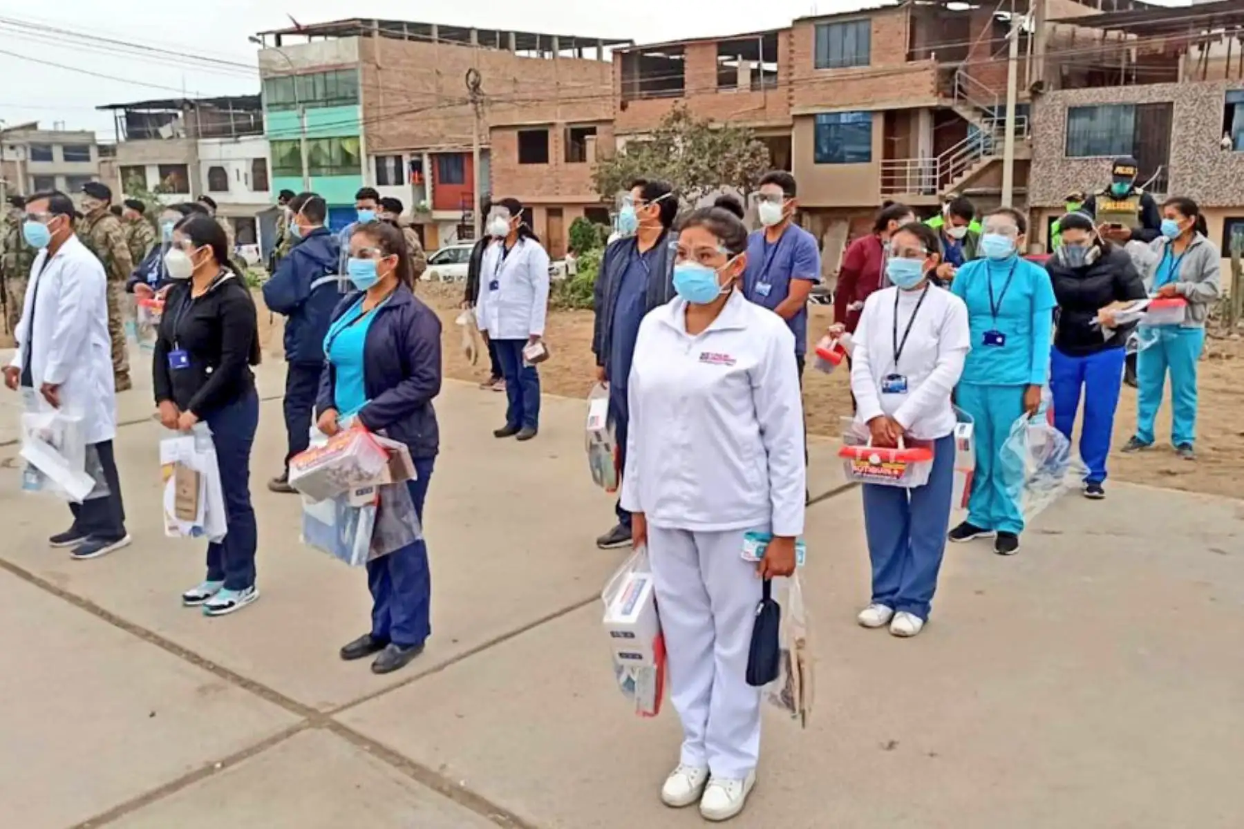 Como parte de la Operación TAYTA, hoy nuestros equipos de respuesta rápida recorren Santa Anita, Puente Piedra, Villa El Salvador, Bellavista y Cercado de Lima brindando evaluación y diagnóstico contra el COVID-19 a más de 5300 ciudadanos. 

Foto:@Minsa_Peru.
