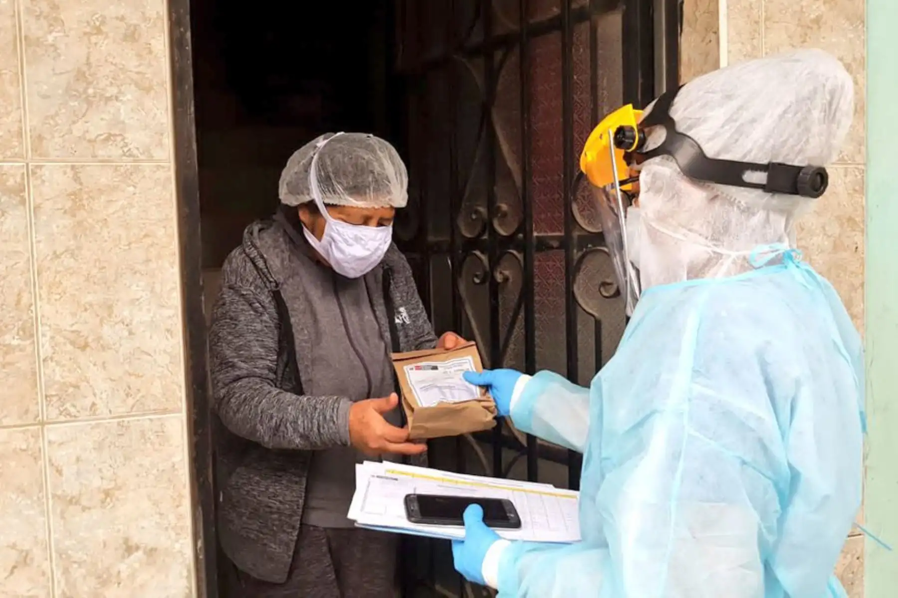 Como parte de la Operación TAYTA, hoy nuestros equipos de respuesta rápida recorren Santa Anita, Puente Piedra, Villa El Salvador, Bellavista y Cercado de Lima brindando evaluación y diagnóstico contra el COVID-19 a más de 5300 ciudadanos. 

Foto:@Minsa_Peru.