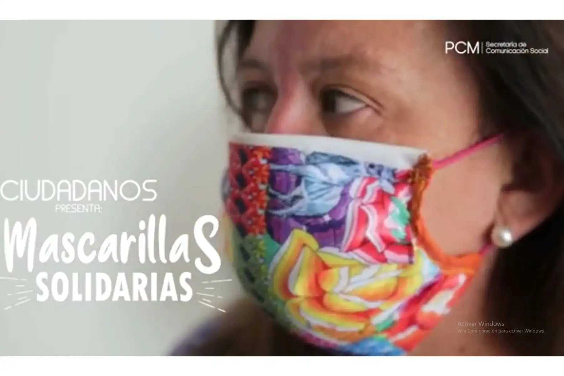 Inés Menacho decidió usar las telas que tenía en su taller y comenzó a fabricar mascarillas para donar. “Comencé con la gente que estaba en la esquina de mi casa. Lo que hacía mi hijo cuando iba a comprar al mercado era llevar bolsas con mascarillas y las repartía. ANDINA/PCM