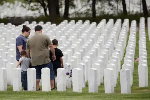 La familia Sperandio visita la tumba del abuelo fallecido por coronavirus en el Cementerio Nacional de Calverton en Wading River, Nueva York. Foto: AFP