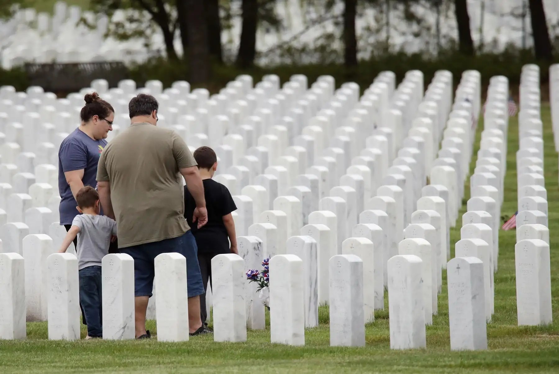 La familia Sperandio visita la tumba del abuelo fallecido por coronavirus en el Cementerio Nacional de Calverton en Wading River, Nueva York. Foto: AFP