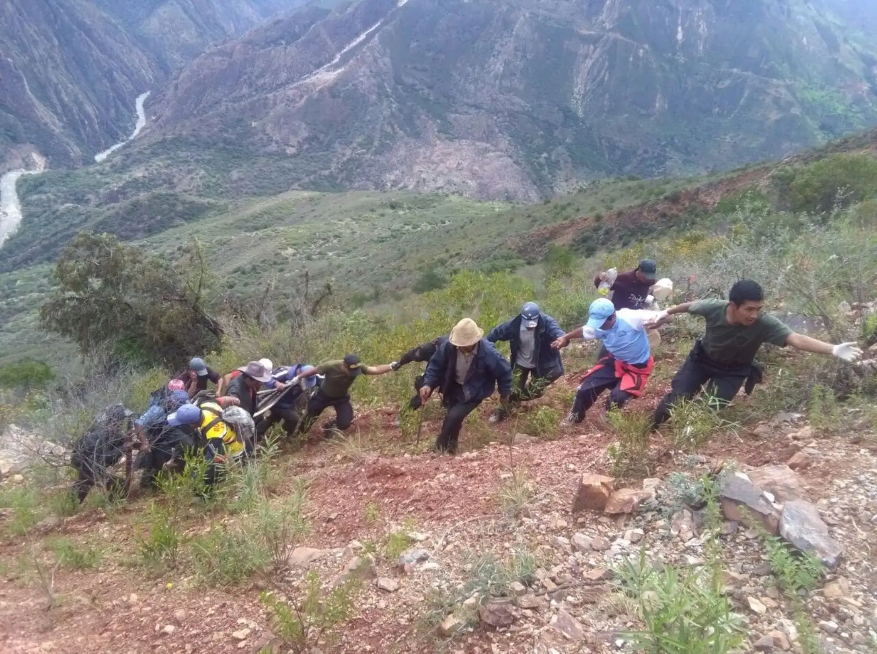 Cuatro personas mueren luego que el vehículo en que se transportaban cayera a un abismo en la sierra de Áncash.