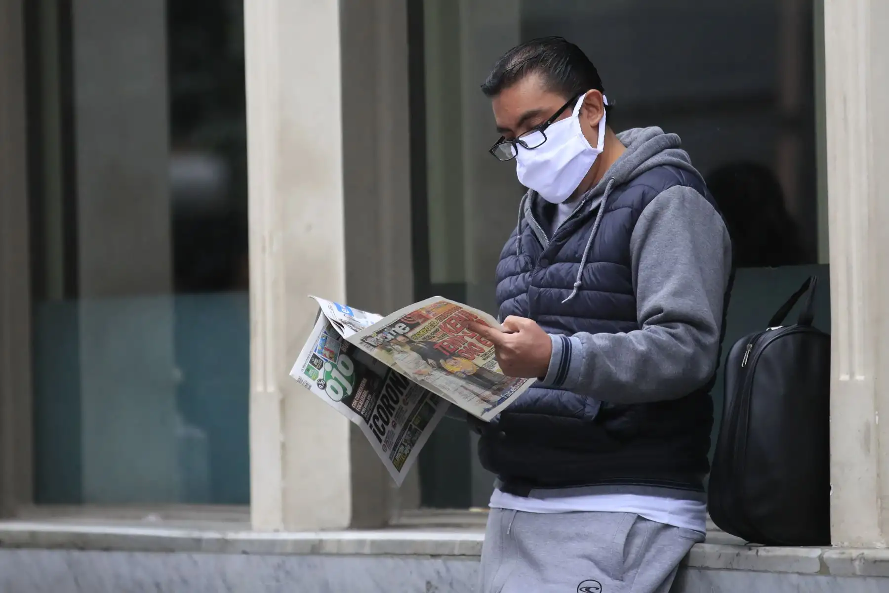 Un hombre lee un diario local durante el primer día de cuarentena focalizada en Lima. Foto: ANDINA/ Juan Carlos Guzmán