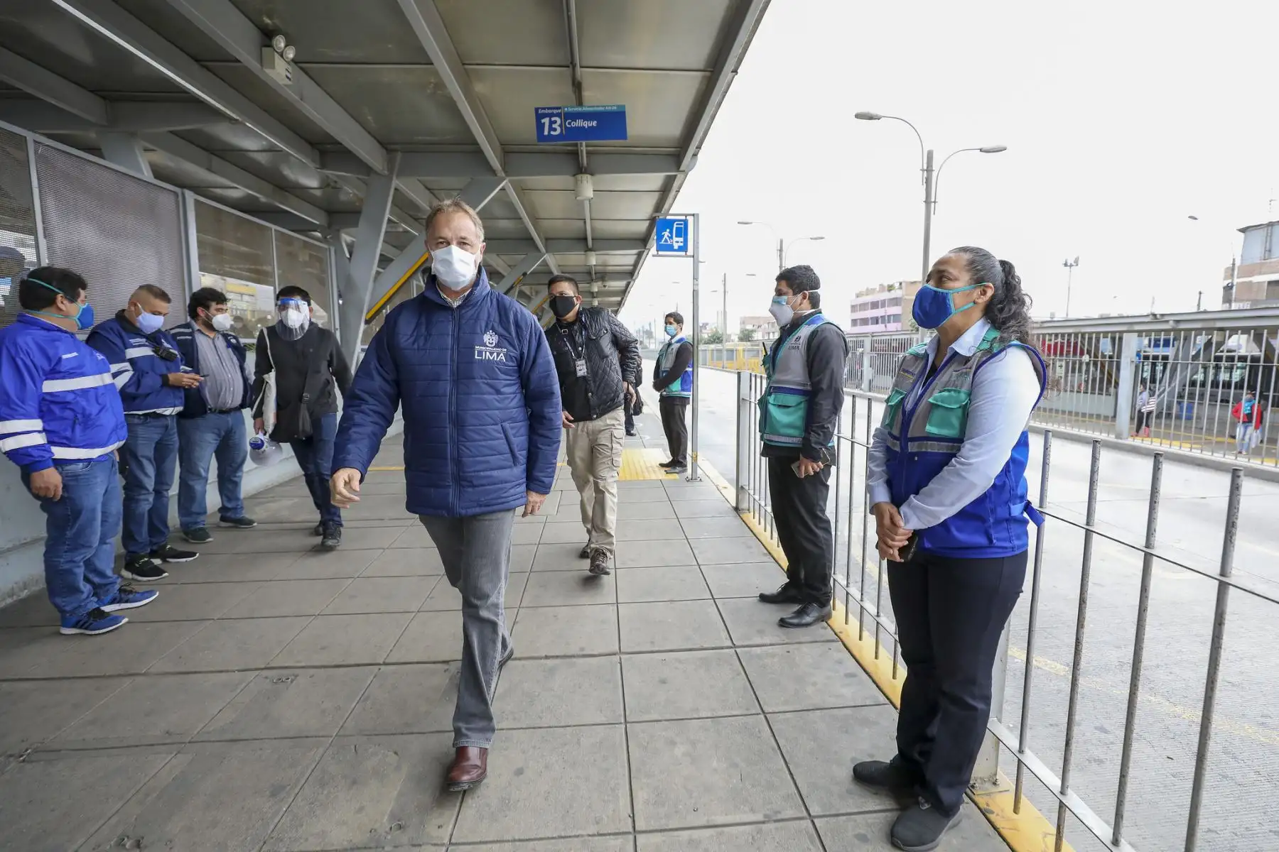 El alcalde de Lima, Jorge Muñoz, llegó esta mañana a la Estación Naranjal del Metropolitano para supervisar el correcto funcionamiento durante primer día tras levantarse la cuarentena en la capital. Foto: ANDINA/Municipalidad de Lima