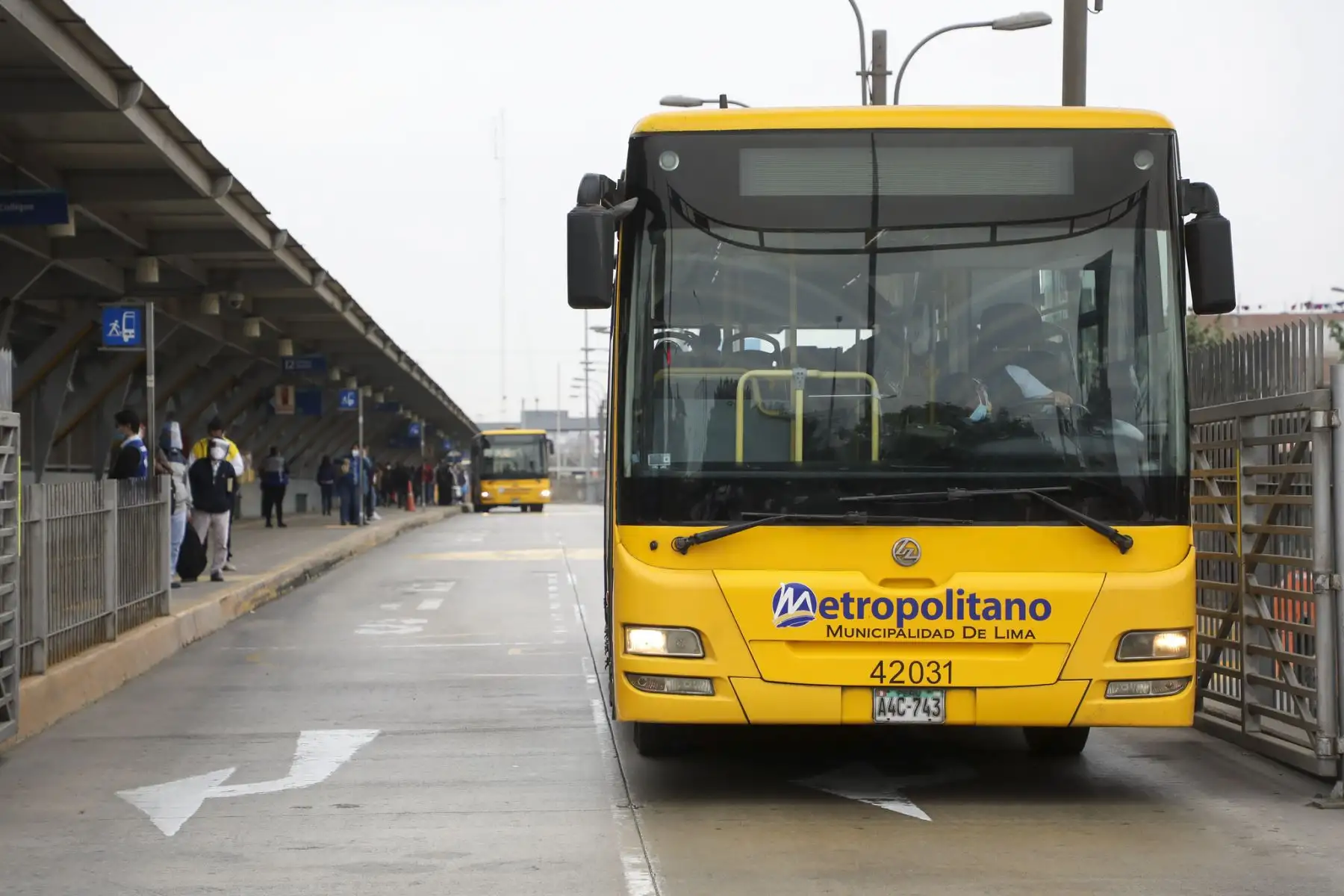 El alcalde de Lima, Jorge Muñoz, llegó esta mañana a la Estación Naranjal del Metropolitano para supervisar el correcto funcionamiento durante primer día tras levantarse la cuarentena en la capital. Foto: ANDINA/Municipalidad de Lima