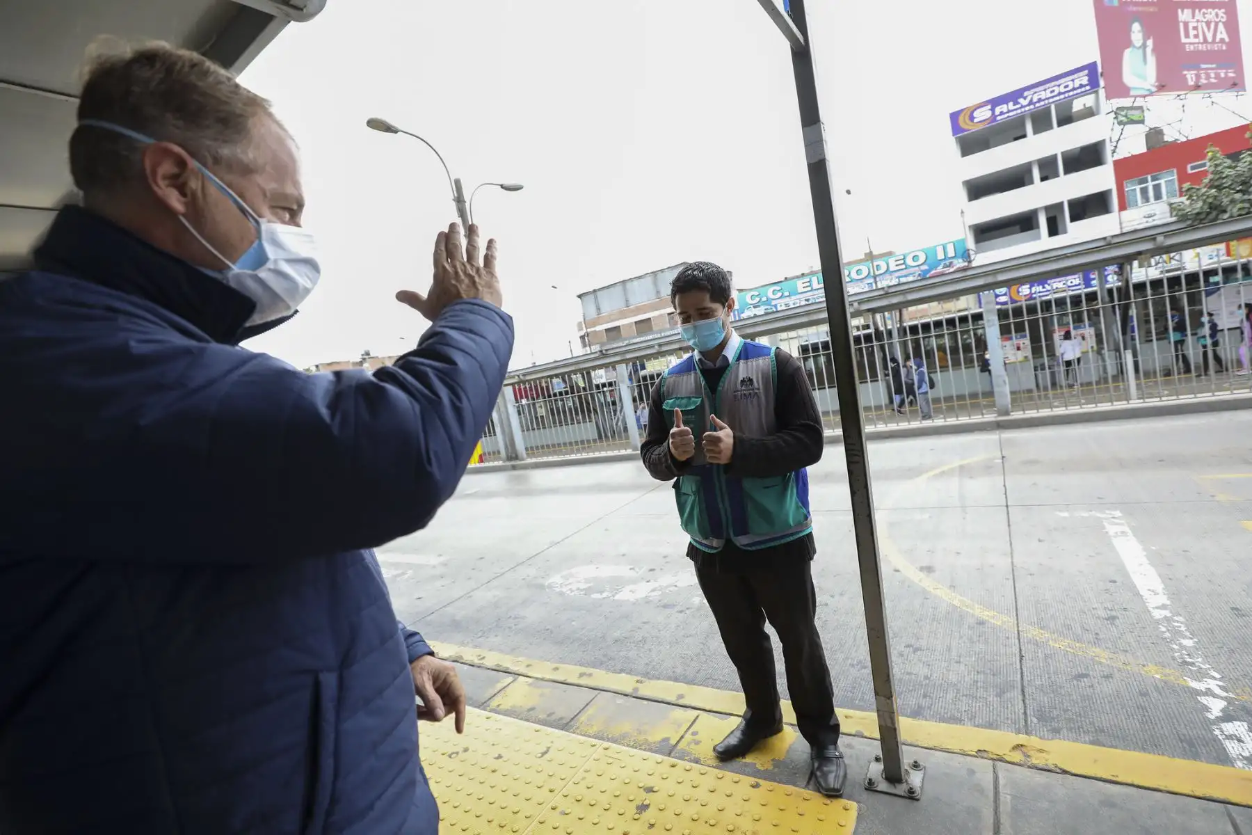 El alcalde de Lima, Jorge Muñoz, llegó esta mañana a la Estación Naranjal del Metropolitano para supervisar el correcto funcionamiento durante primer día tras levantarse la cuarentena en la capital. Foto: ANDINA/Municipalidad de Lima