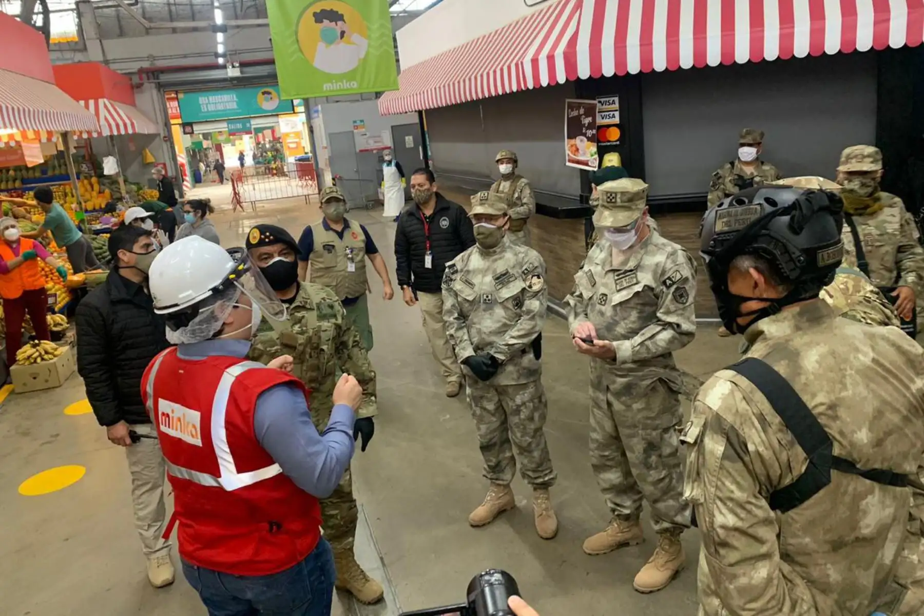 El Jefe del Comando de las Fuerzas Armadas y el  Comandante General de la Marina, realizaron una visita inopinada al CC. Minka, para controlar los aforos públicos, como parte de las nuevas medidas durante el Estado de Emergencia.
Foto:Marina de Guerra