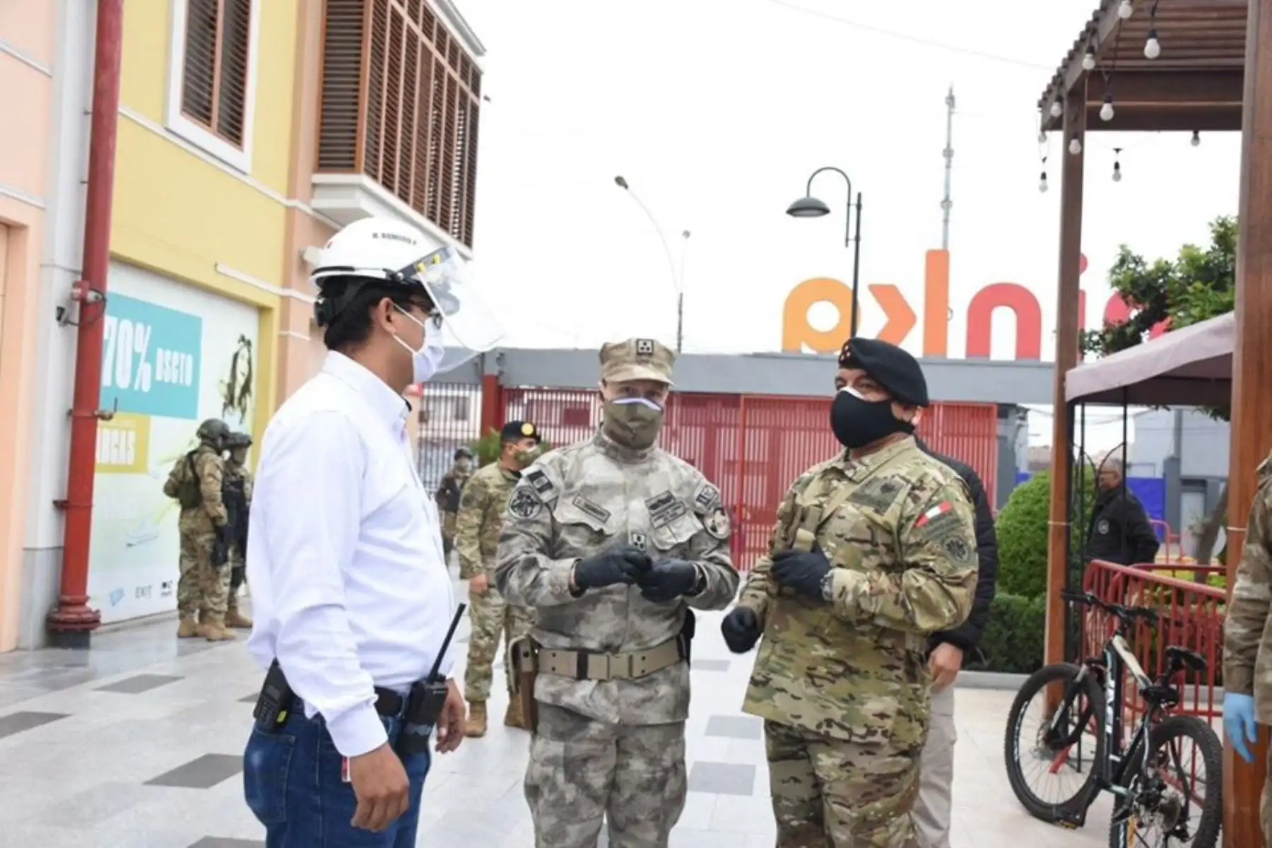 El Jefe del Comando de las Fuerzas Armadas y el  Comandante General de la Marina, realizaron una visita inopinada al CC. Minka, para controlar los aforos públicos, como parte de las nuevas medidas durante el Estado de Emergencia.
Foto:Marina de Guerra
