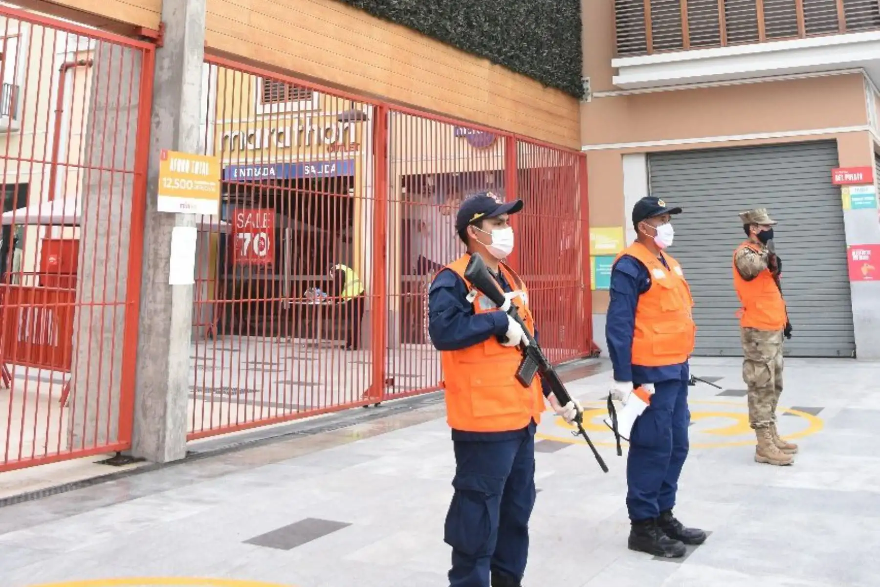 El Jefe del Comando de las Fuerzas Armadas y el  Comandante General de la Marina, realizaron una visita inopinada al CC. Minka, para controlar los aforos públicos, como parte de las nuevas medidas durante el Estado de Emergencia.
Foto:Marina de Guerra
