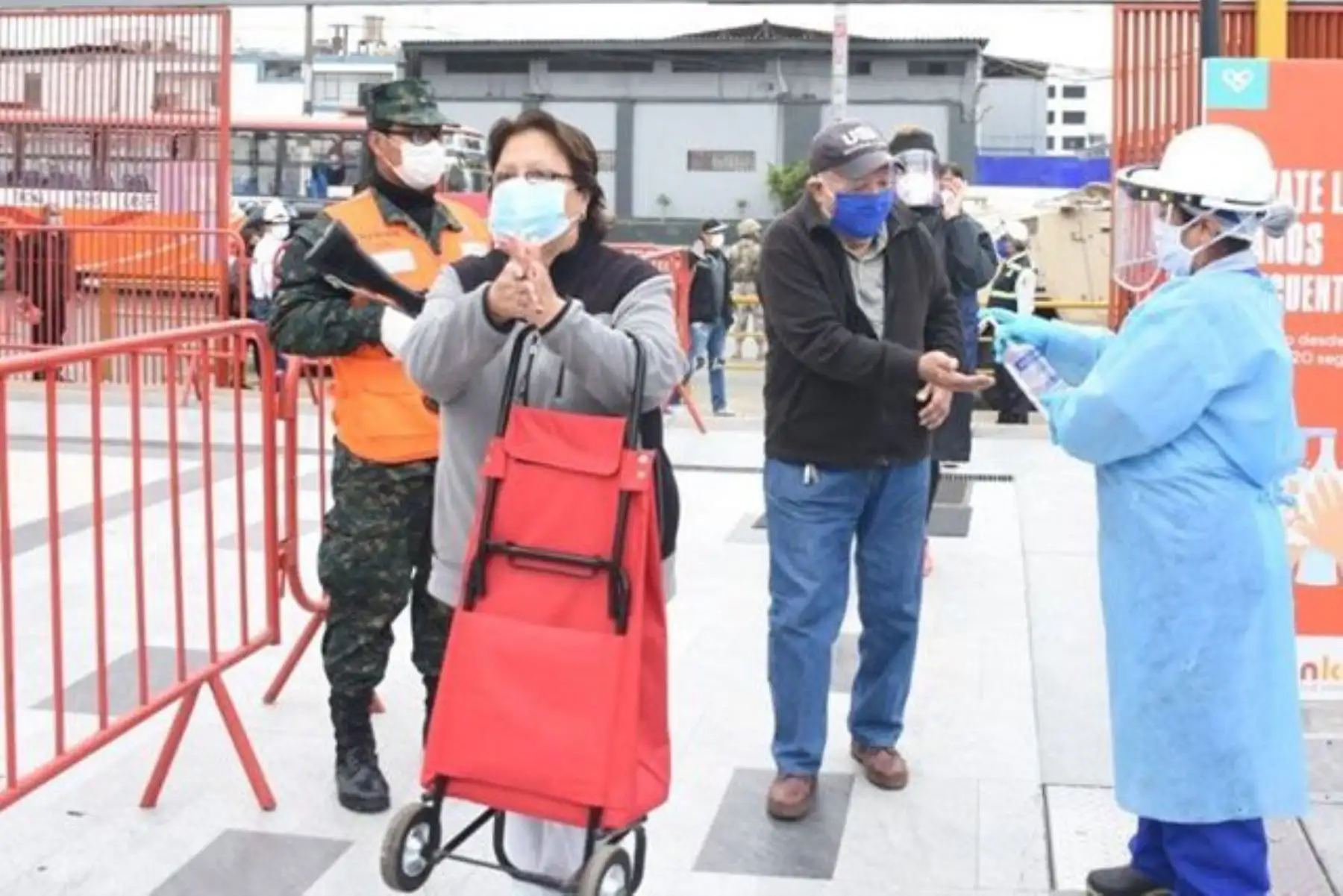 El Jefe del Comando de las Fuerzas Armadas y el  Comandante General de la Marina, realizaron una visita inopinada al CC. Minka, para controlar los aforos públicos, como parte de las nuevas medidas durante el Estado de Emergencia.
Foto:Marina de Guerra
