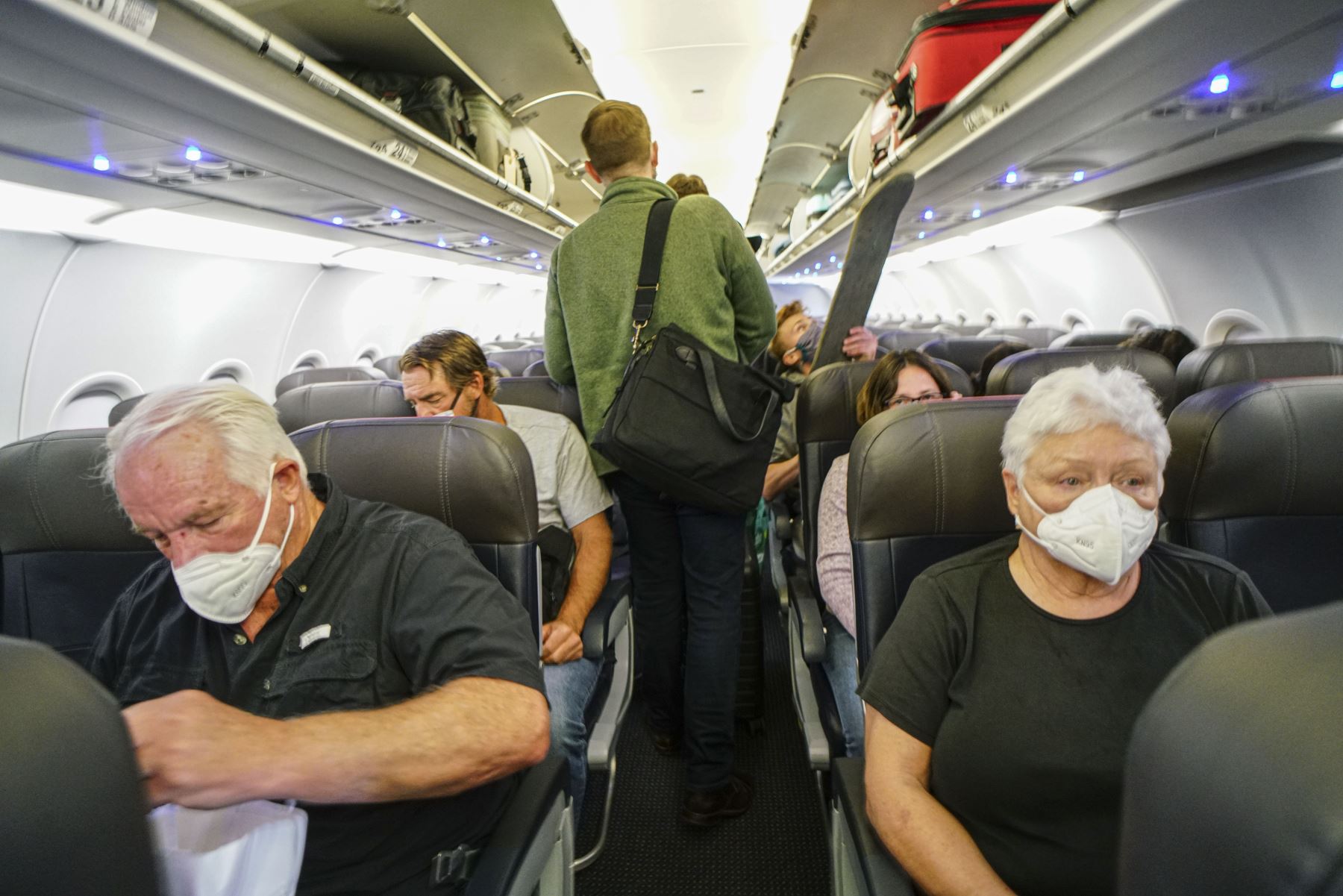 La decisión de American Airlines llega en plena aceleración de la reapertura de la economía, que coincide con un nuevo brote de la pandemia. Foto: AFP