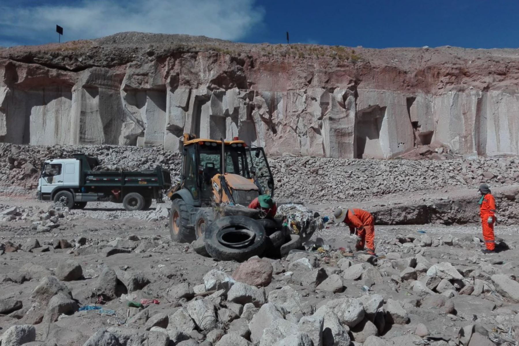 Personal del Ejército del Perú participó en las labores de limpieza de la Ruta del Sillar, en la región sureña de Arequipa.