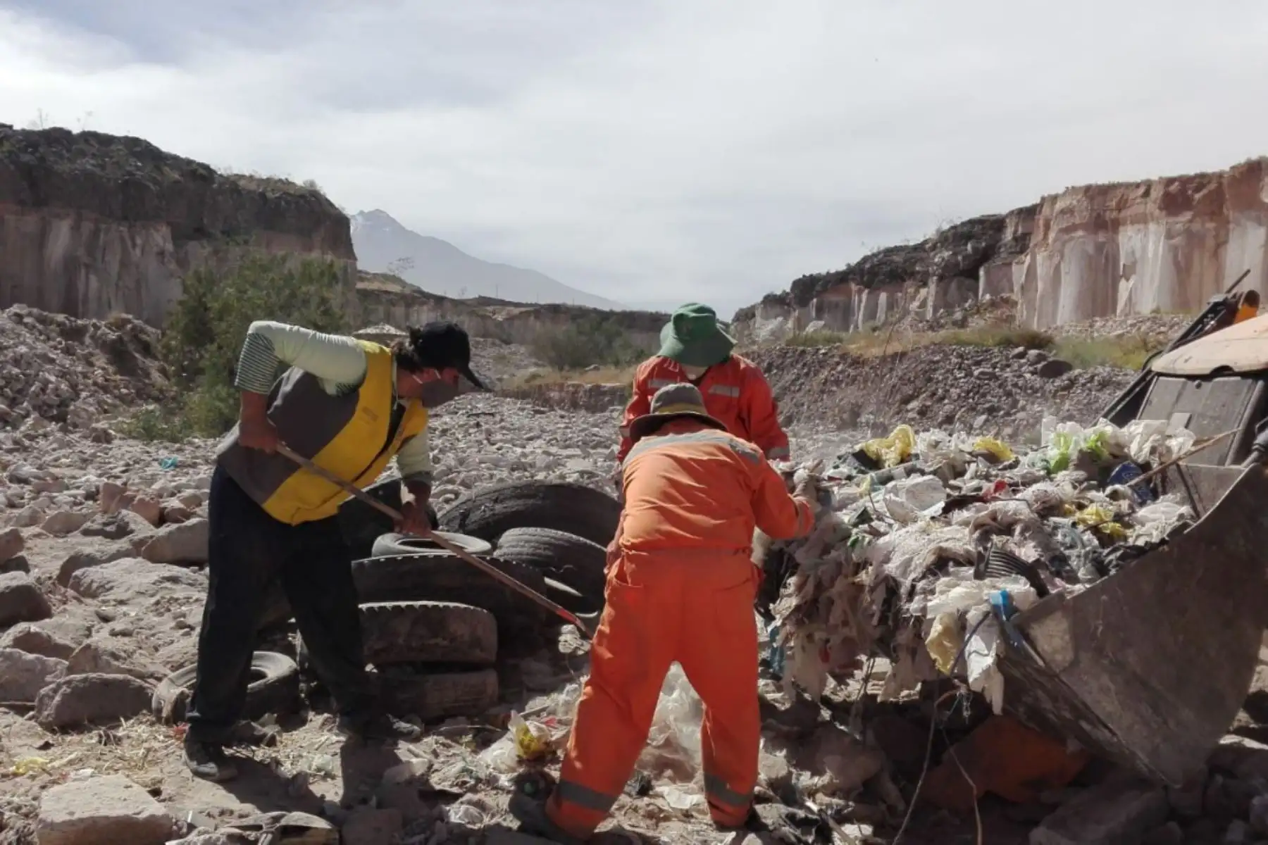 Personal del Ejército del Perú participó en las labores de limpieza de la Ruta del Sillar, en la región sureña de Arequipa.
