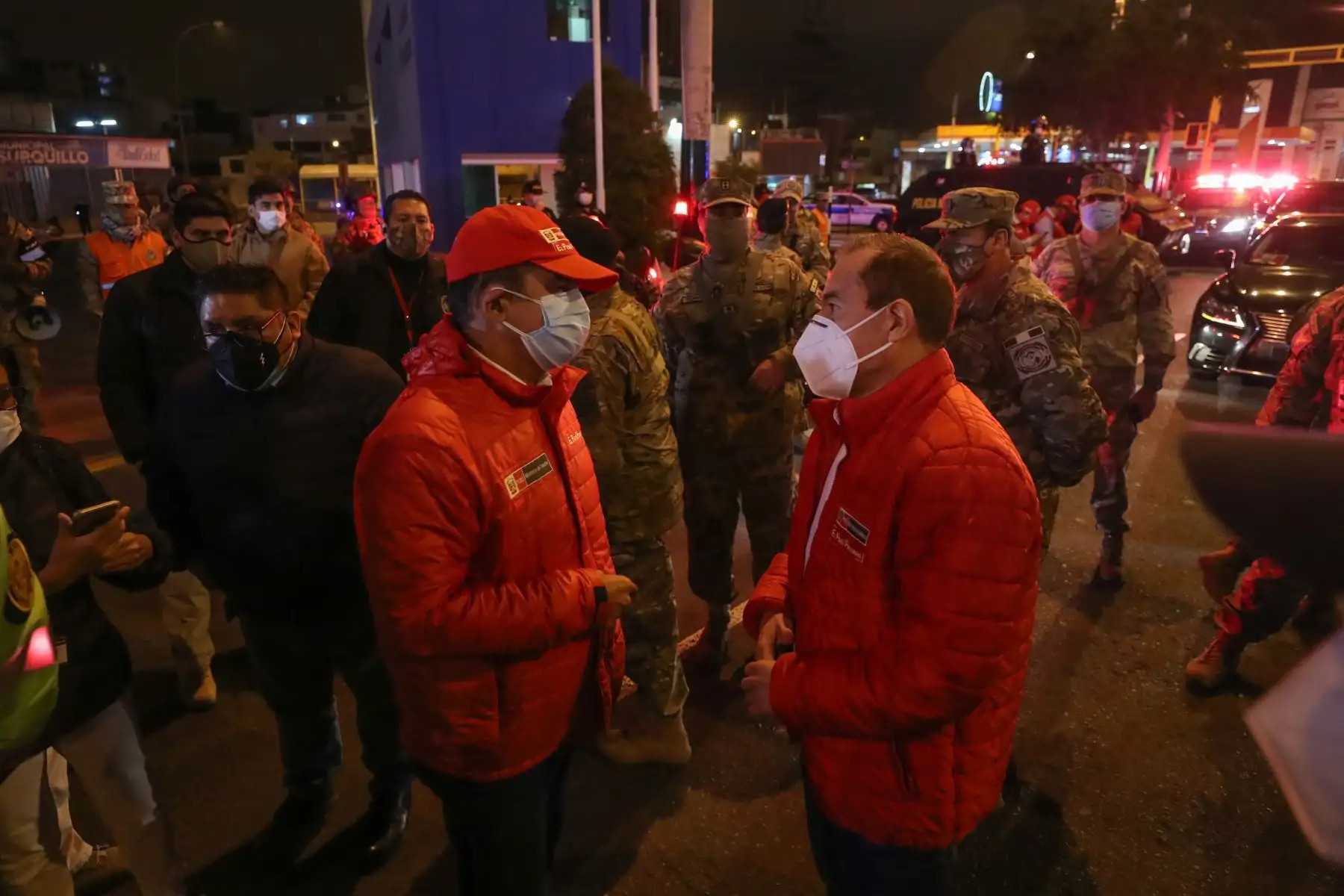 El Ministro del Interior Gastón Rodríguez y el titular del  Mindef Walter Martos; supervisan el cumplimiento del nuevo horario de inmovilización social obligatoria en Surquillo. 
Foto:Mindef