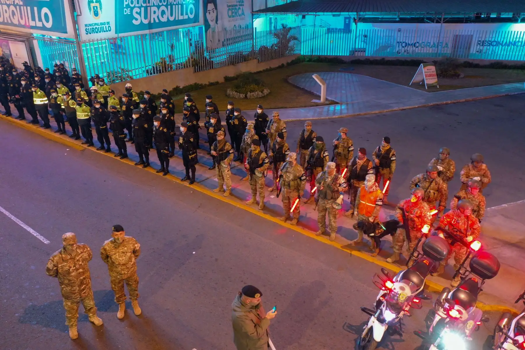 El Ministro del Interior Gastón Rodríguez y el titular del  Mindef Walter Martos; supervisan el cumplimiento del nuevo horario de inmovilización social obligatoria en Surquillo. 
Foto:Mindef