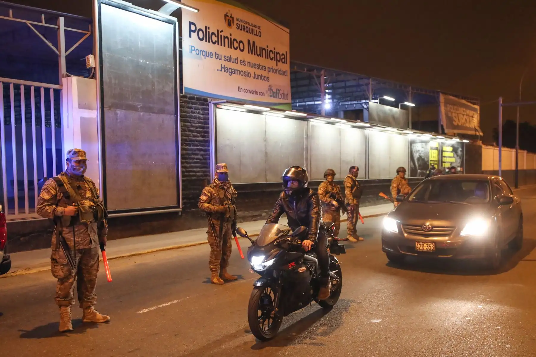 El Ministro del Interior Gastón Rodríguez y el titular del  Mindef Walter Martos; supervisan el cumplimiento del nuevo horario de inmovilización social obligatoria en Surquillo. 
Foto:Mindef