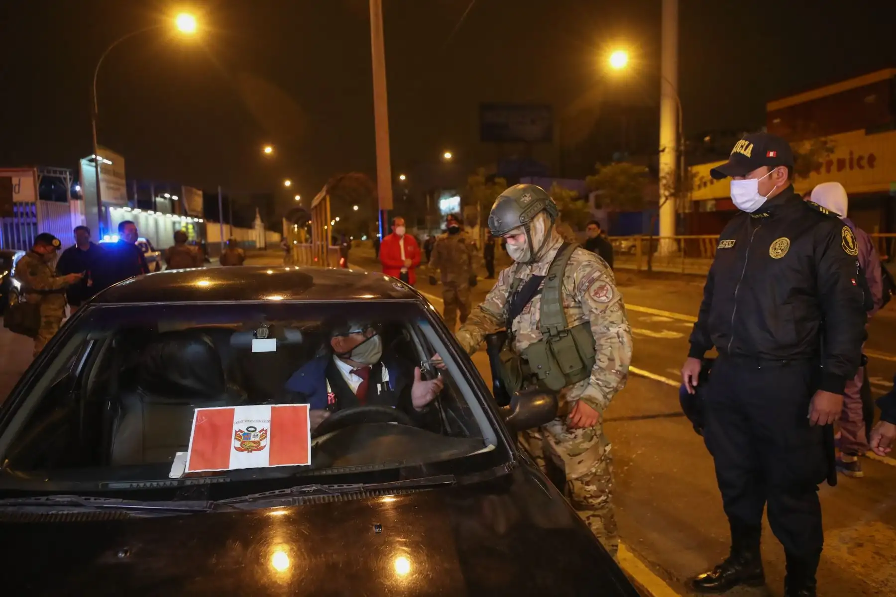 El Ministro del Interior Gastón Rodríguez y el titular del  Mindef Walter Martos; supervisan el cumplimiento del nuevo horario de inmovilización social obligatoria en Surquillo. 
Foto:Mindef