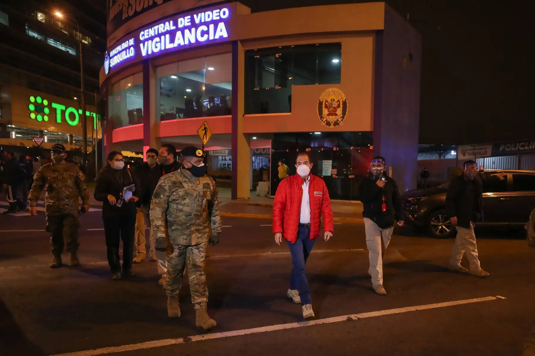 El Ministro del Interior Gastón Rodríguez y el titular del  Mindef Walter Martos; supervisan el cumplimiento del nuevo horario de inmovilización social obligatoria en Surquillo. 
Foto:Mindef