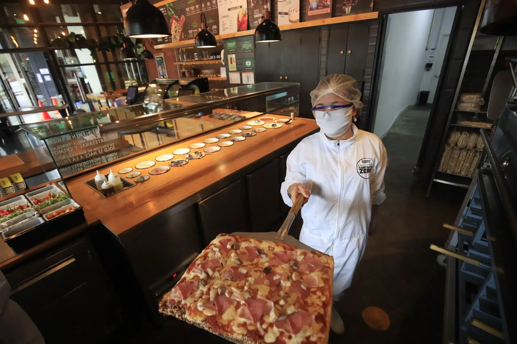 Pizzería “ Mamma Tomato” reanuda sus actividades económicas, cuidando los protocolos   sanitarios,  en el marco de la implementación de la fase 3 mediante el Decreto Supremo 117-2020-PCM  promulgada  para combatir el covid – 19.
Foto: ANDINA/Juan Carlos Guzmán