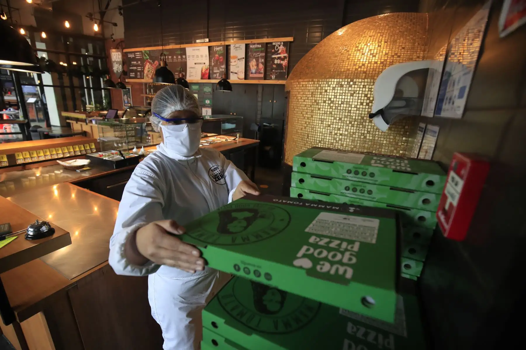 Pizzería “ Mamma Tomato” reanuda sus actividades económicas, cuidando los protocolos   sanitarios,  en el marco de la implementación de la fase 3 mediante el Decreto Supremo 117-2020-PCM  promulgada  para combatir el covid – 19.
Foto: ANDINA/Juan Carlos Guzmán