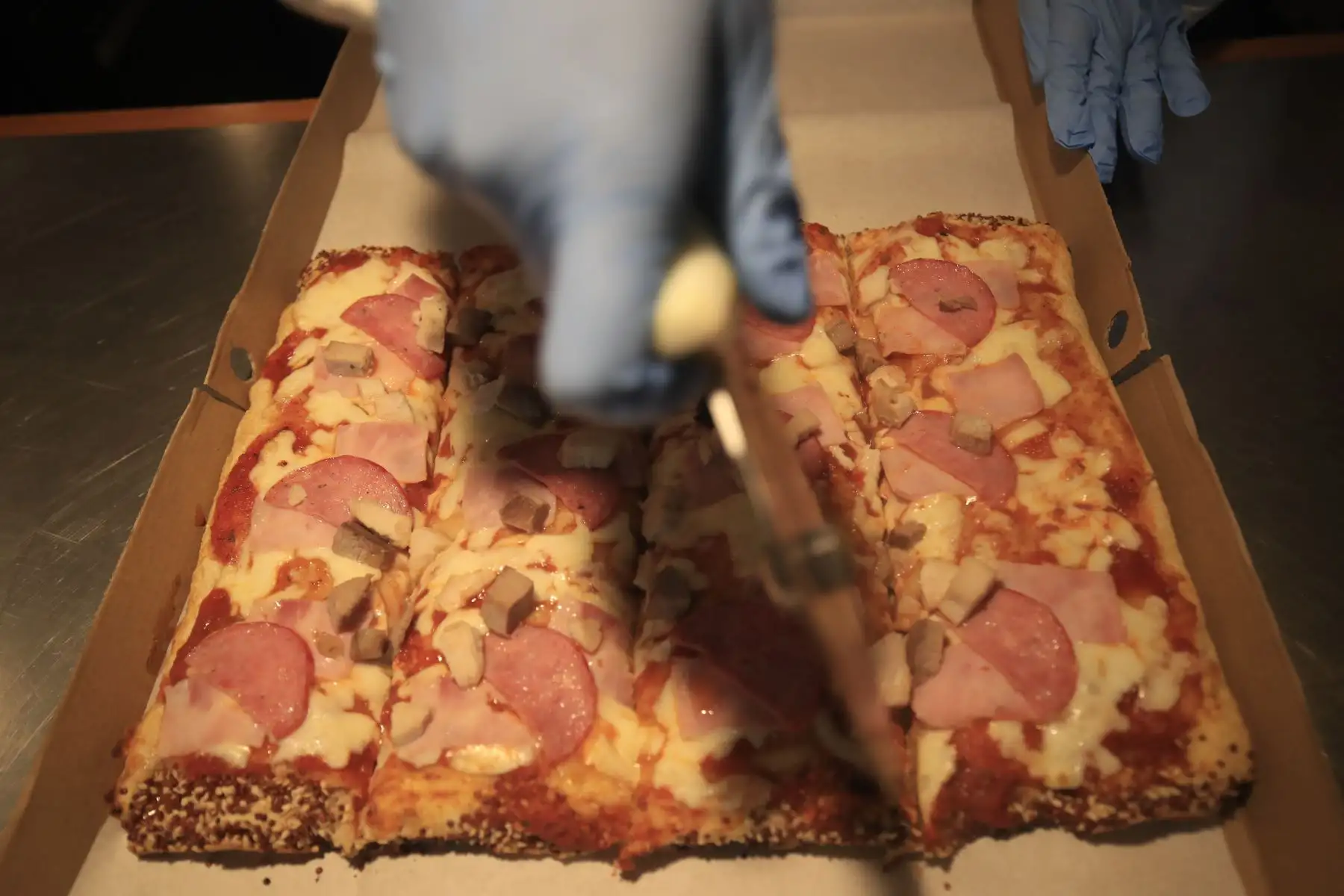 Pizzería “ Mamma Tomato” reanuda sus actividades económicas, cuidando los protocolos   sanitarios,  en el marco de la implementación de la fase 3 mediante el Decreto Supremo 117-2020-PCM  promulgada  para combatir el covid – 19.
Foto: ANDINA/Juan Carlos Guzmán