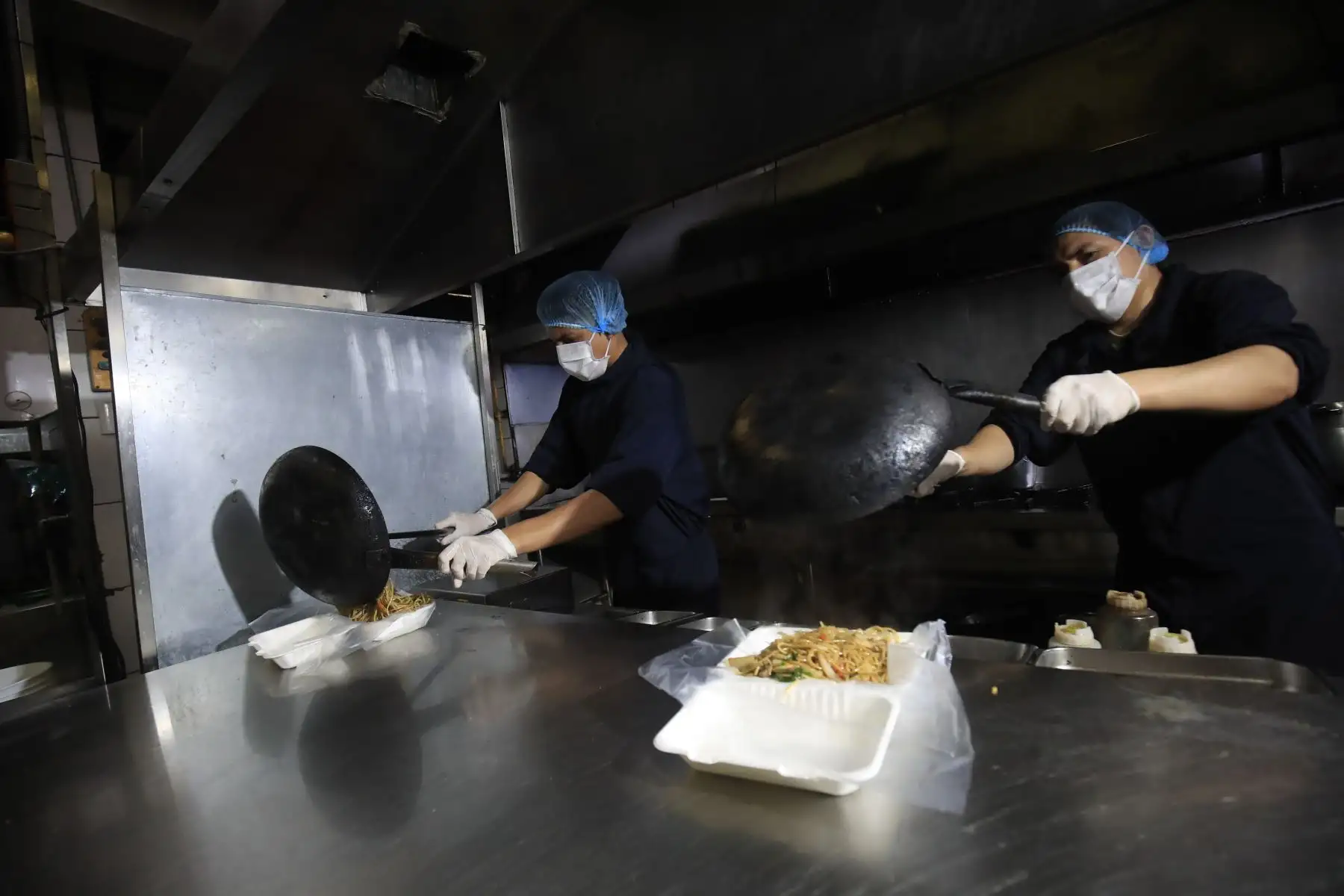 Restaurant pollería " Hikari "  reanuda sus actividades económicas, cuidando los protocolos   sanitarios,  en el marco de la implementación de la fase 3 mediante el Decreto Supremo 117-2020-PCM  promulgada  para combatir el covid – 19.
Foto: ANDINA/Juan Carlos Guzmán
