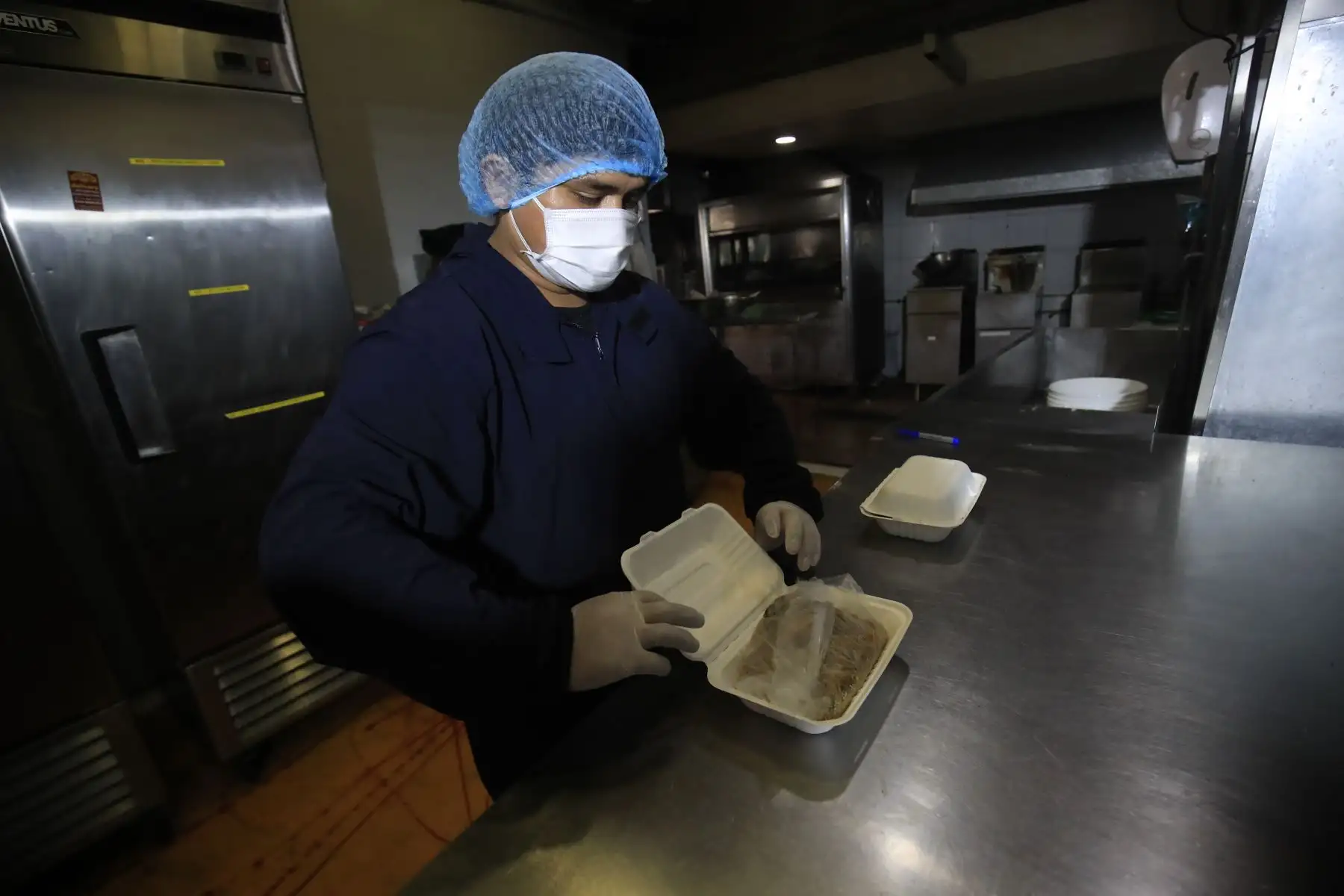 Restaurant pollería " Hikari "  reanuda sus actividades económicas, cuidando los protocolos   sanitarios,  en el marco de la implementación de la fase 3 mediante el Decreto Supremo 117-2020-PCM  promulgada  para combatir el covid – 19.
Foto: ANDINA/Juan Carlos Guzmán