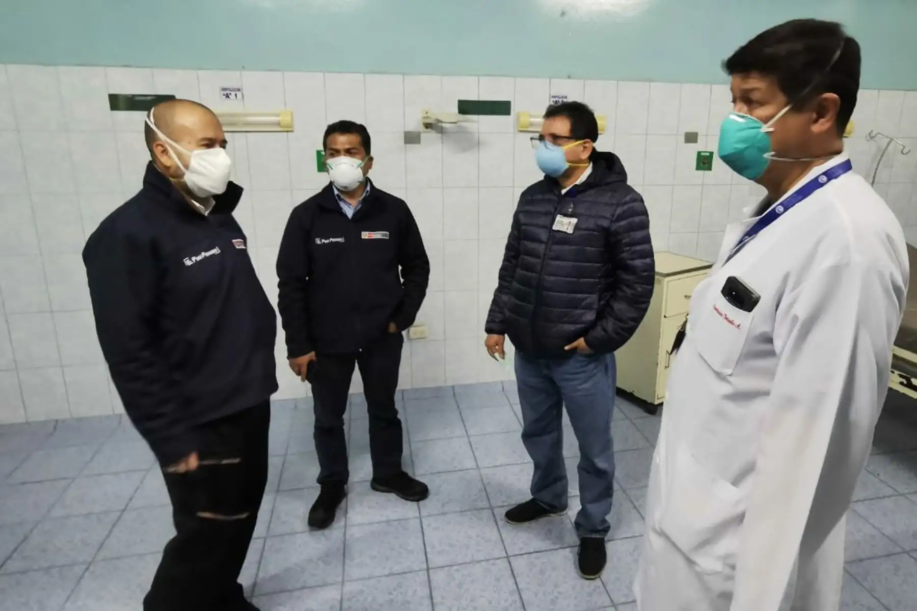 Como parte del Operativo "Protección" que busca garantizar un trato humanizado y digno para pacientes covid -19; Ministro de Salud, Víctor Zamora  y un equipo del Minsa realiza una visita inopinada al hospital Carlos Lanfranco La Hoz del distrito de Puente Piedra. 
Foto: MInsa