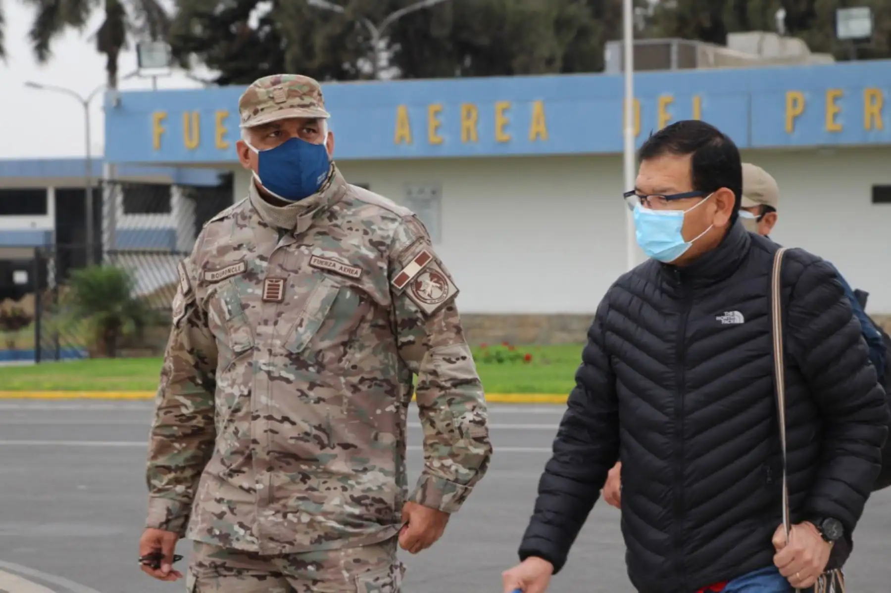 Ministro de Agricultura, Jorge Montenegro se dirige a la ciudad de Arequipa llevando 10 mil pruebas moleculares, ventiladores mecánicos, respiradores y camas nuevas para hospitalización, para reforzar el sistema de salud de la región. 
Foto: Minagri