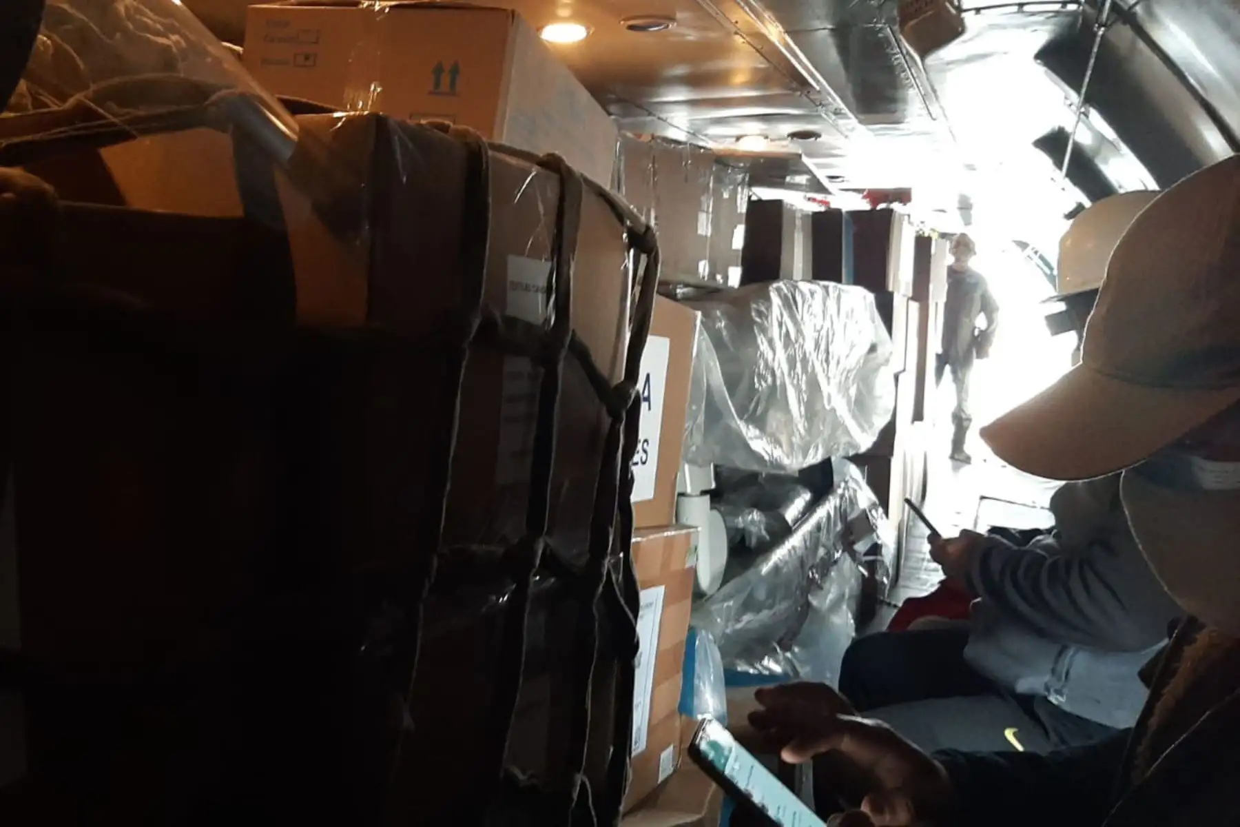 Ministro de Agricultura, Jorge Montenegro se dirige a la ciudad de Arequipa llevando 10 mil pruebas moleculares, ventiladores mecánicos, respiradores y camas nuevas para hospitalización, para reforzar el sistema de salud de la región. 
Foto: Minagri
