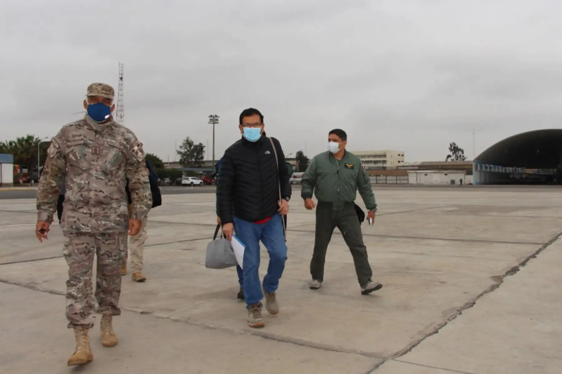 Ministro de Agricultura, Jorge Montenegro se dirige a la ciudad de Arequipa llevando 10 mil pruebas moleculares, ventiladores mecánicos, respiradores y camas nuevas para hospitalización, para reforzar el sistema de salud de la región. 
Foto: Minagri