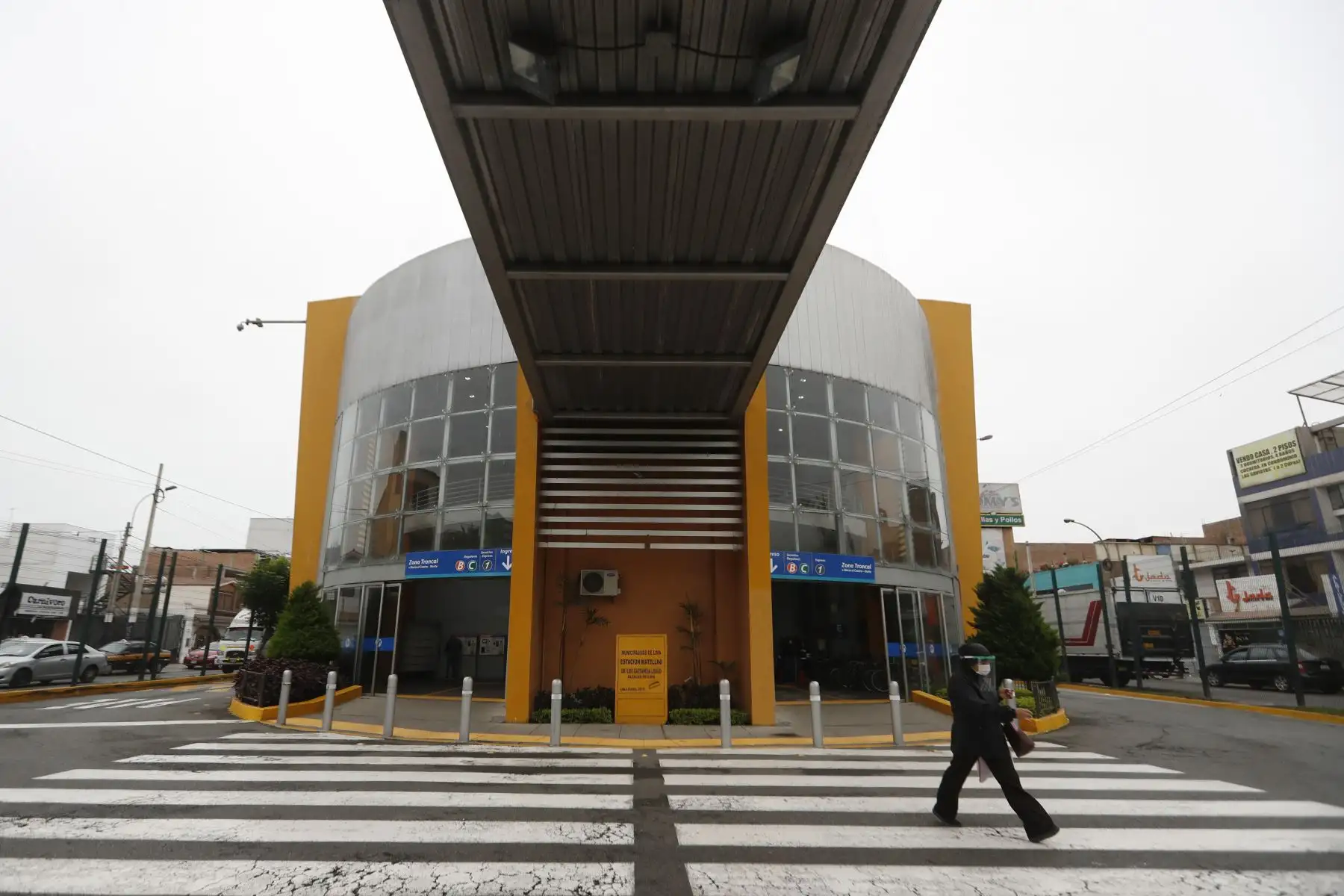 Ciudadanos acuden a sus centros de labores en el segundo día de culminada la cuarentena, muchos acuden a la estación Matellini  del terminal sur del Metropolitano en Lima
Foto: ANDINA/Renato Pajuelo