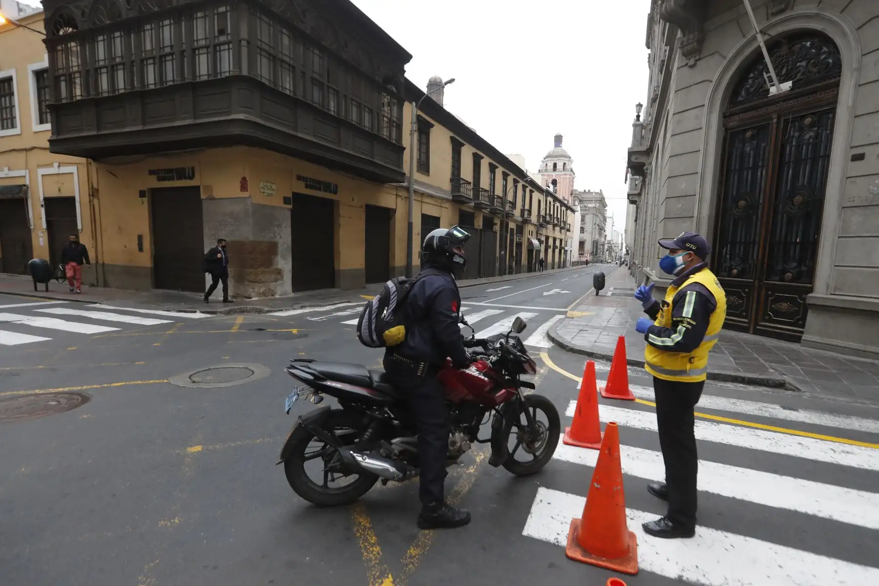 Ciudadanos acuden a sus centros de labores en segundo día de culminada la cuarentena.
Foto: ANDINA/Renato Pajuelo