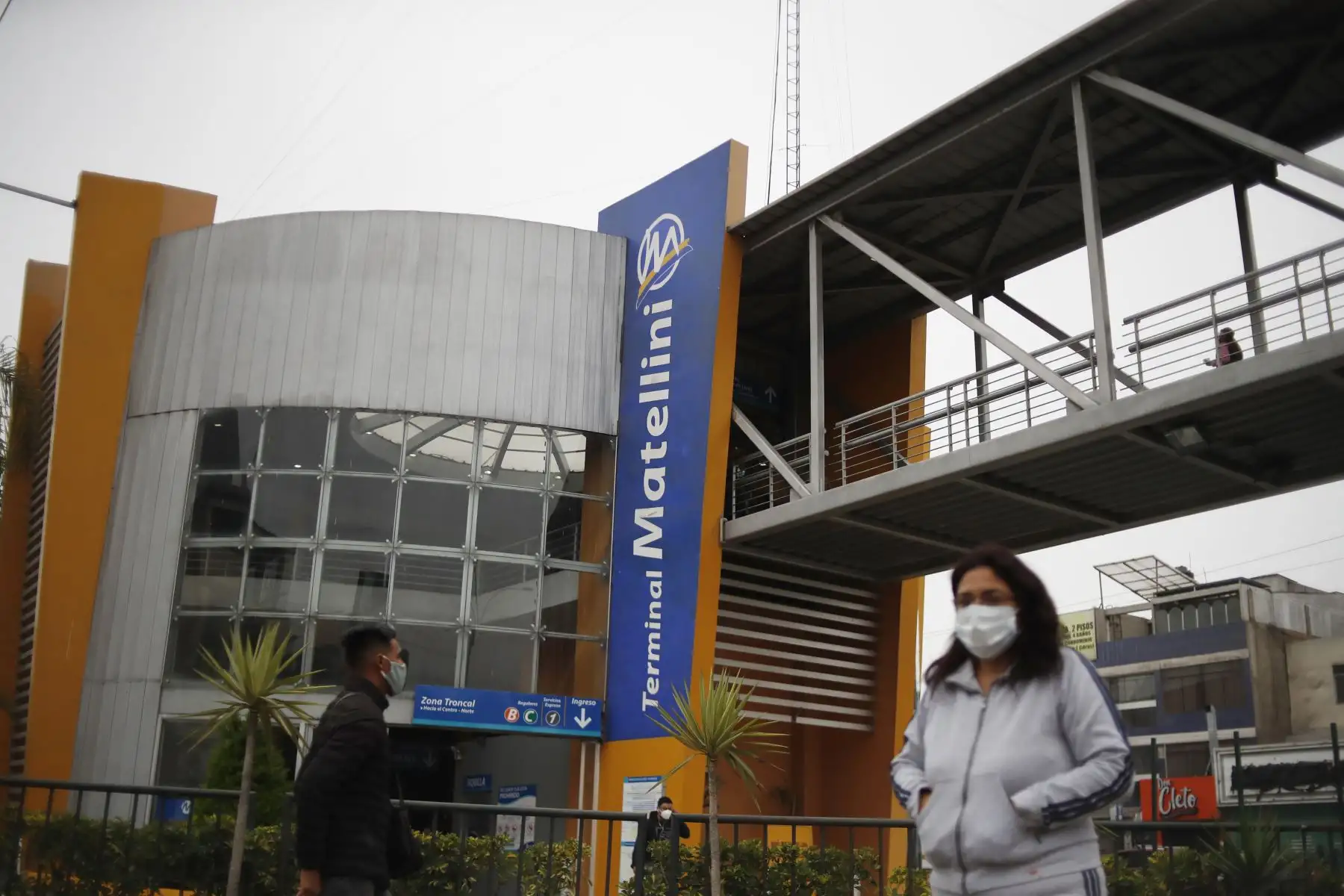 Ciudadanos acuden a sus centros de labores en el segundo día de culminada la cuarentena, muchos acuden a la estación Matellini  del terminal sur del Metropolitano en Lima
Foto: ANDINA/Renato Pajuelo