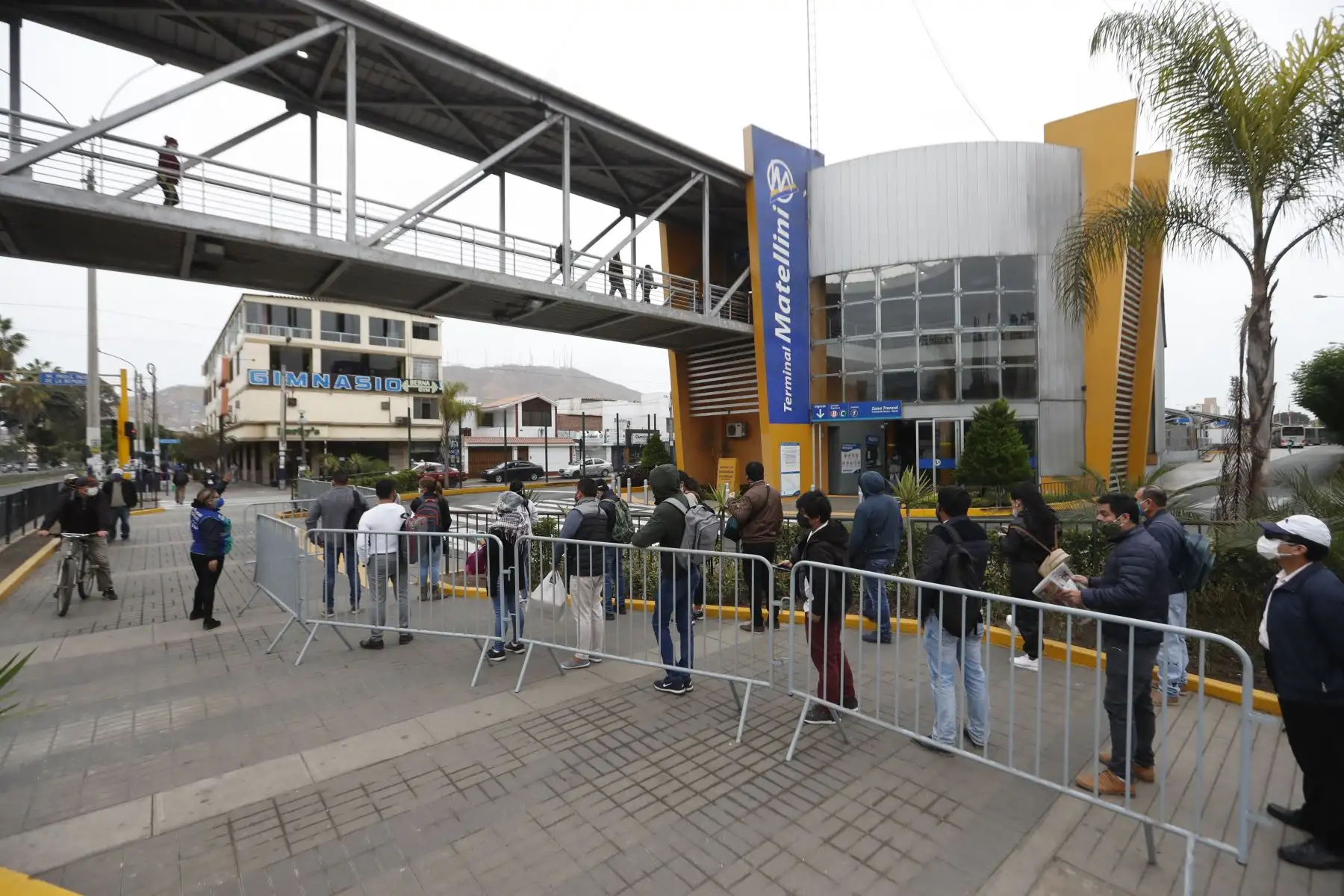 Ciudadanos acuden a sus centros de labores en el segundo día de culminada la cuarentena, muchos acuden a la estación Matellini  del terminal sur del Metropolitano en Lima
Foto: ANDINA/Renato Pajuelo